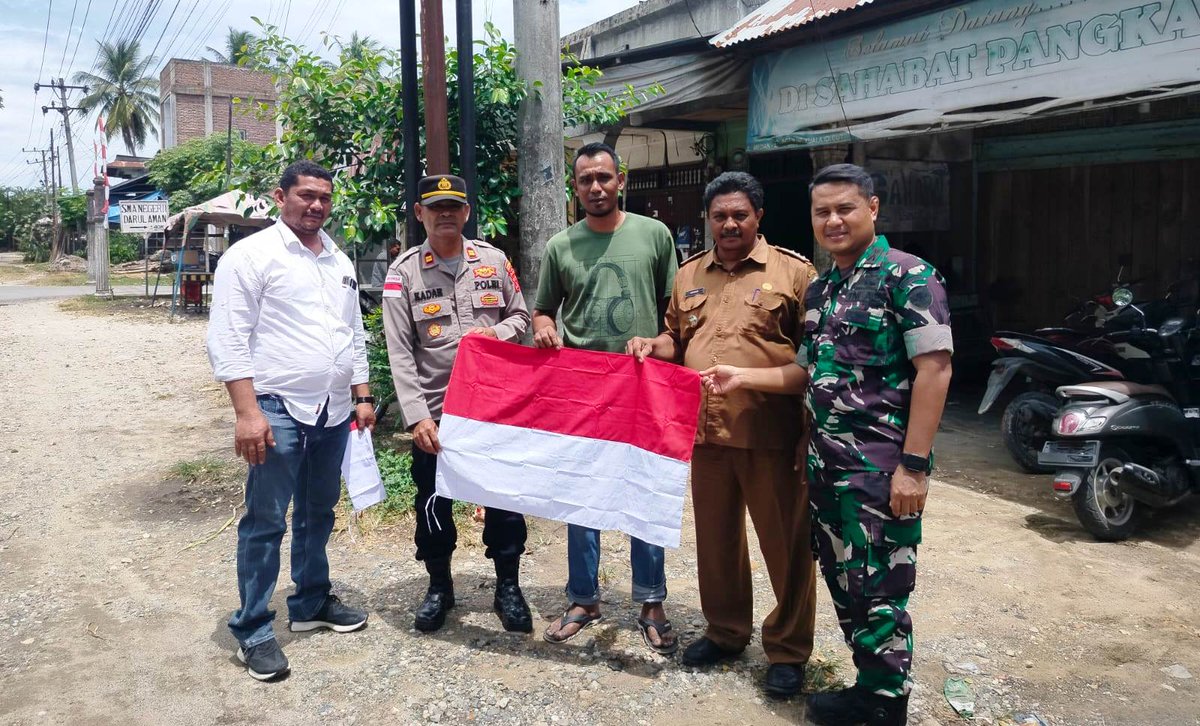 polresatim's tweet photo. Muspika Darul Aman Bersinergi Sambut HUT RI Ke-81 Lewat Gerakan Pembagian Bendera Merah Putih

"Bendera Merah Putih bukan sekadar simbol negara, tetapi juga pengingat atas perjuangan dan pengorbanan para pendiri bangsa."
@DivHumas_Polri 
@bidhumasaceh 
https://t.co/wLTdHDVCuA https://t.co/QAfMM9gNUO