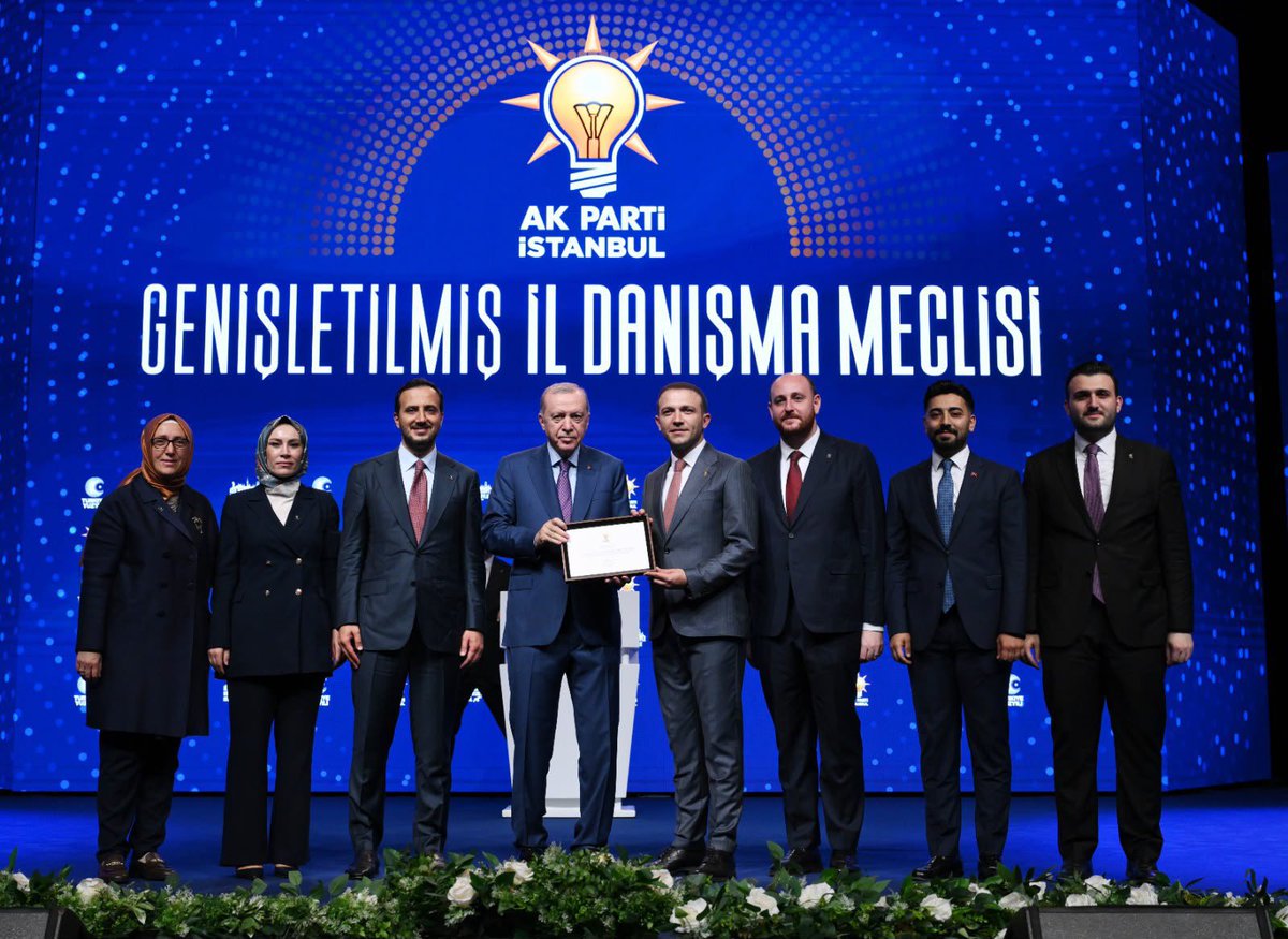 fctahmaz's tweet photo. İstanbul genelinde Üye yarışında Beyoğlu  kendine yakışanı yaptı ve en çok üye yapan ilçe oldu👏 Gönüller kazanmak için çıktık ve Her Üye Bir Değer anlayışıyla durmadan, yorulmadan çalışmaya devam ediyoruz💪
Her Üye Bir Değer

@akpartiistanbul 
@kasimfirat https://t.co/uhxscM0SSi