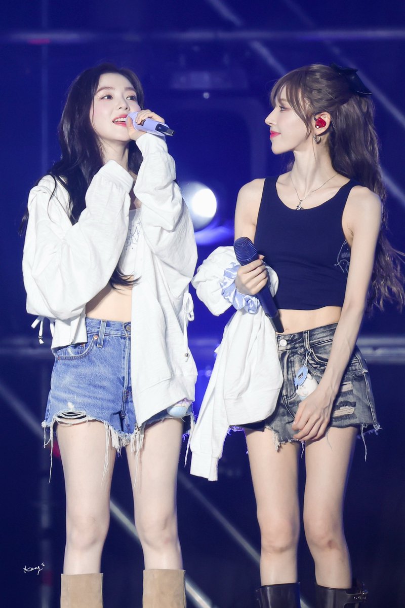 KangLeslie_'s tweet photo. 20260802  <A Day in Red &amp; Velvet> Day3 

When I look at you I'm gazing at the stars‌🩷💙

#IRENE #WENDY #Wenrene #Irendy #아이린 #웬디 #레드벨벳 #RedVelvet https://t.co/n7YWT6yKdC