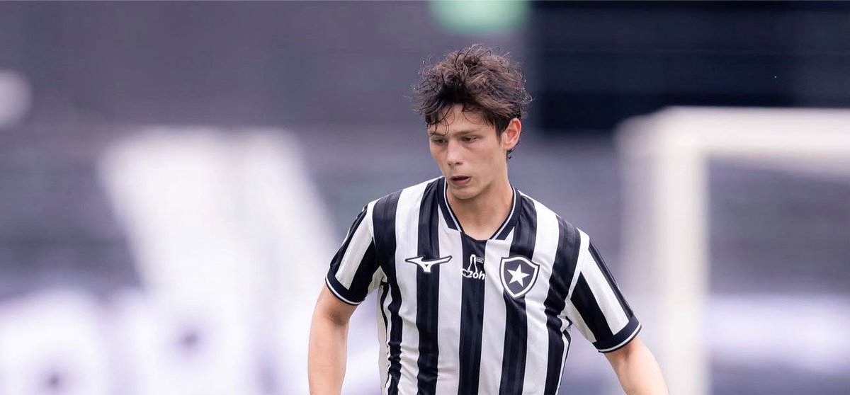 fdmcoficial's tweet photo. O volante Arthur Novaes, destaque das categorias de base do Botafogo, está despertando interesse no mercado internacional. Clubes da Espanha e da MLS estão monitorando a situação do jovem e acompanham de perto sua evolução antes de uma possível investida.
#Botafogo #FDMC https://t.co/7gkloN7mxX