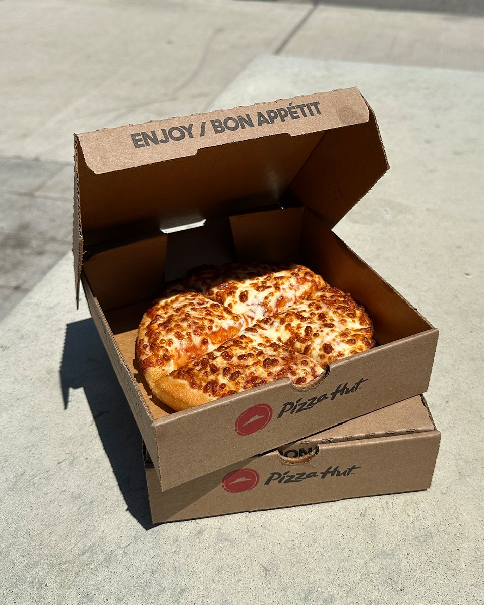 PizzaHutCanada's tweet photo. personal pan pizzas are BOGO aka its finally ur turn to buy ur dad lunch xo https://t.co/GZeqLvcx4E