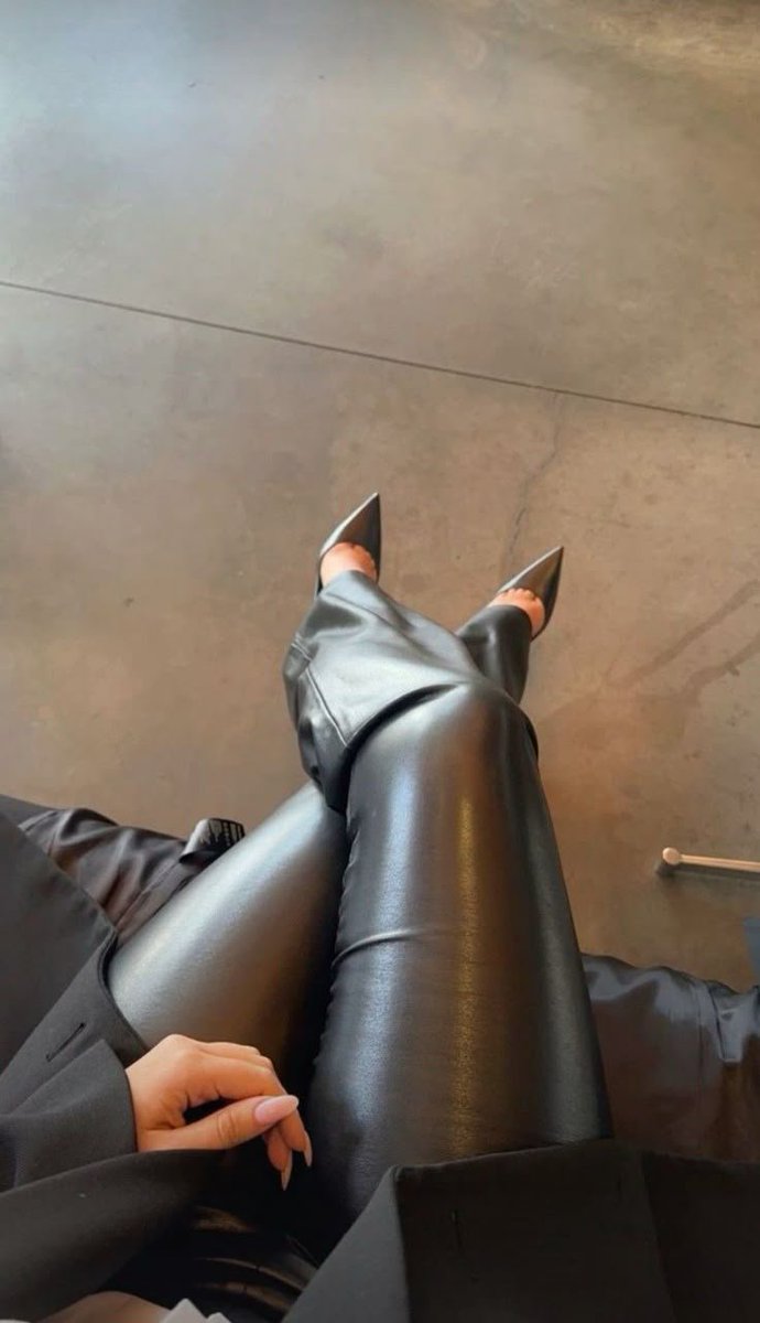 QueenLurelia2's tweet photo. Get down 🤭

#findom #femdom #geldherrin #zahlsau #sklavehund #loser https://t.co/gdTMwWPwjl