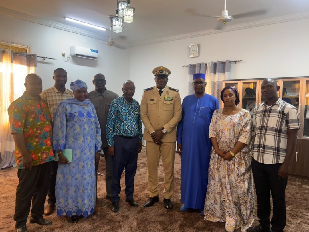 planetGOLDMali's tweet photo. 🇲🇱 En prélude au lancement régional du projet #planetGOLDMali, l’équipe du projet a été reçue par  le Gouverneur de la région de #Kayes pour une visite de courtoisie. Une étape importante qui réaffirme la collaboration avec les autorités régionales pour une mise en œuvre réussie. https://t.co/yQDj40L7wf