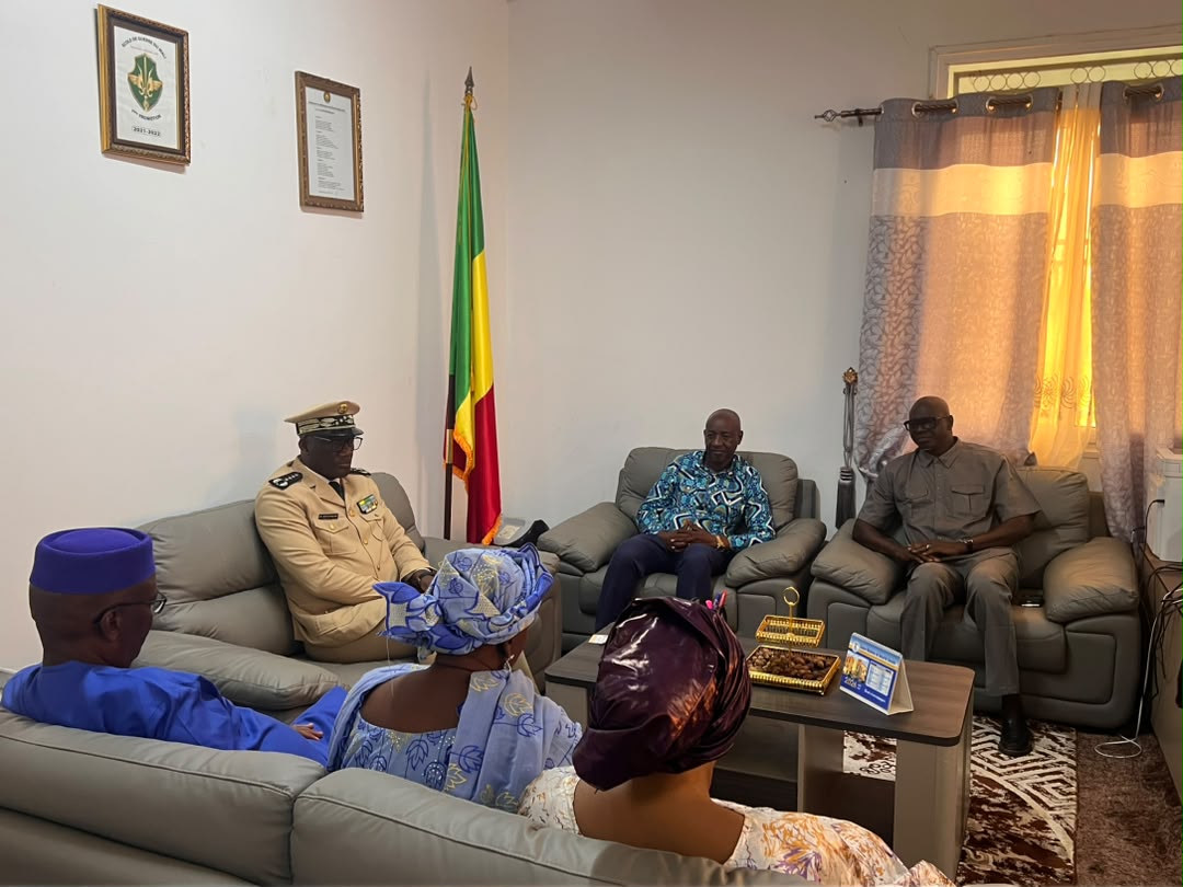 planetGOLDMali's tweet photo. 🇲🇱 En prélude au lancement régional du projet #planetGOLDMali, l’équipe du projet a été reçue par  le Gouverneur de la région de #Kayes pour une visite de courtoisie. Une étape importante qui réaffirme la collaboration avec les autorités régionales pour une mise en œuvre réussie. https://t.co/yQDj40L7wf