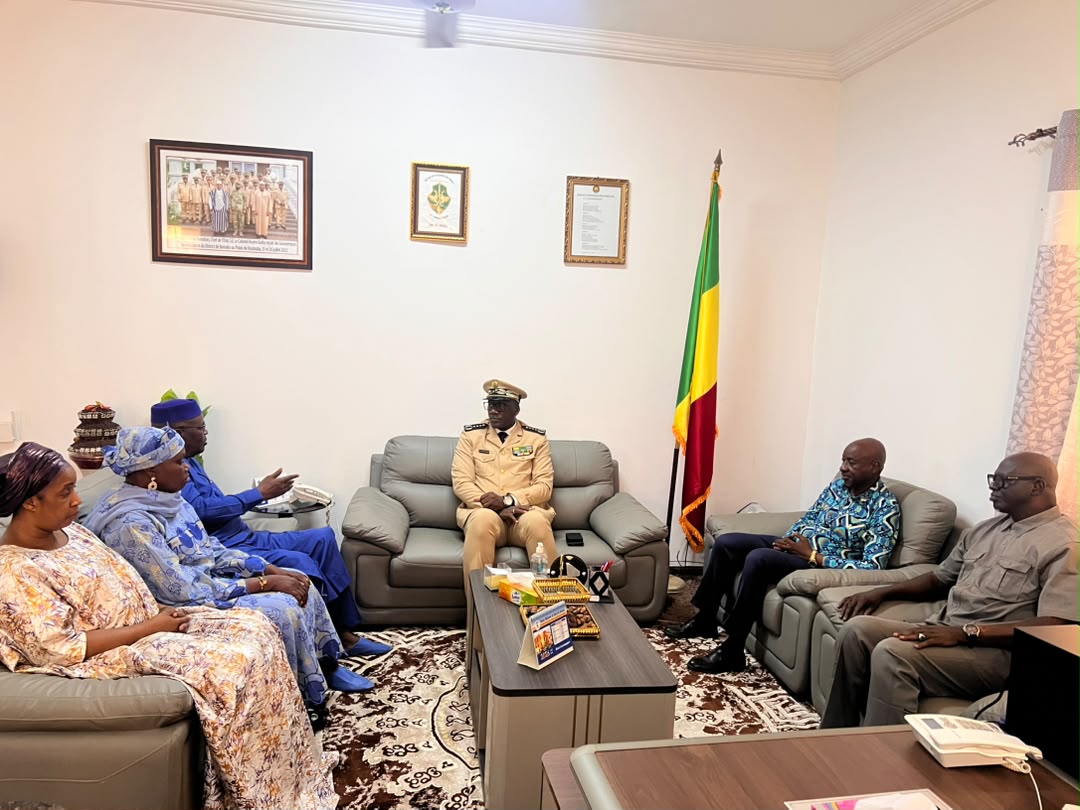 planetGOLDMali's tweet photo. 🇲🇱 En prélude au lancement régional du projet #planetGOLDMali, l’équipe du projet a été reçue par  le Gouverneur de la région de #Kayes pour une visite de courtoisie. Une étape importante qui réaffirme la collaboration avec les autorités régionales pour une mise en œuvre réussie. https://t.co/yQDj40L7wf