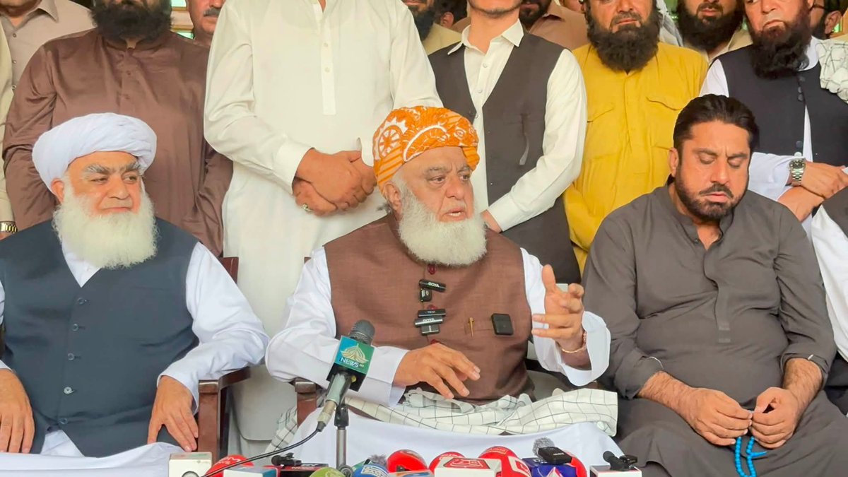 SamiSwati_'s tweet photo. آج ملک کو کسی وقتی سیاسی شوشے کی نہیں بلکہ قومی اور انصاف پر مبنی پالیسی کی ضرورت ہے۔ عوام پریشان ہیں، حالات تشویشناک ہیں؛ حکمرانوں کو سنجیدگی سے قومی معاملات پر مشترکہ لائحہ عمل بنانا ہوگا۔

قائد جمعیت حضرت مولانا فضل الرحمٰن کی کوئٹہ میں پریس کانفرنس

#MaulanaInQuetta #صوبےنہیں_امن_دو #عوامی_قوت_جمعیت #آئین_کےمحافظ_مولانا #نااہل_حکمران_مفلوج_نظام