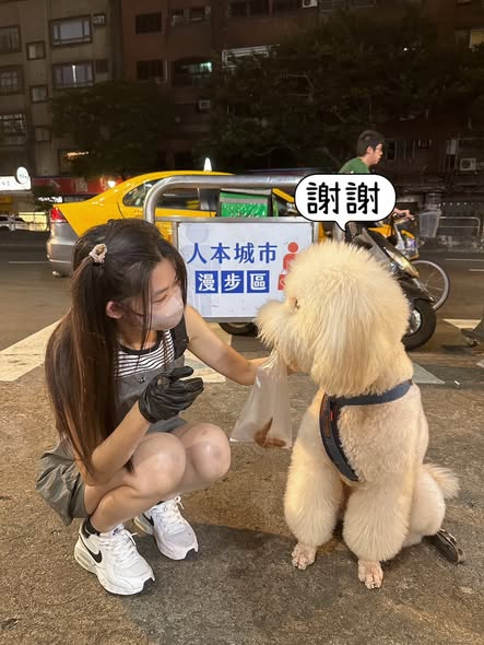 qczmjv's tweet photo. 下班前請牠吃雞翅
雞翅自己拿
霸氣到連狗都懂吃😂 https://t.co/iFz5bQDS77