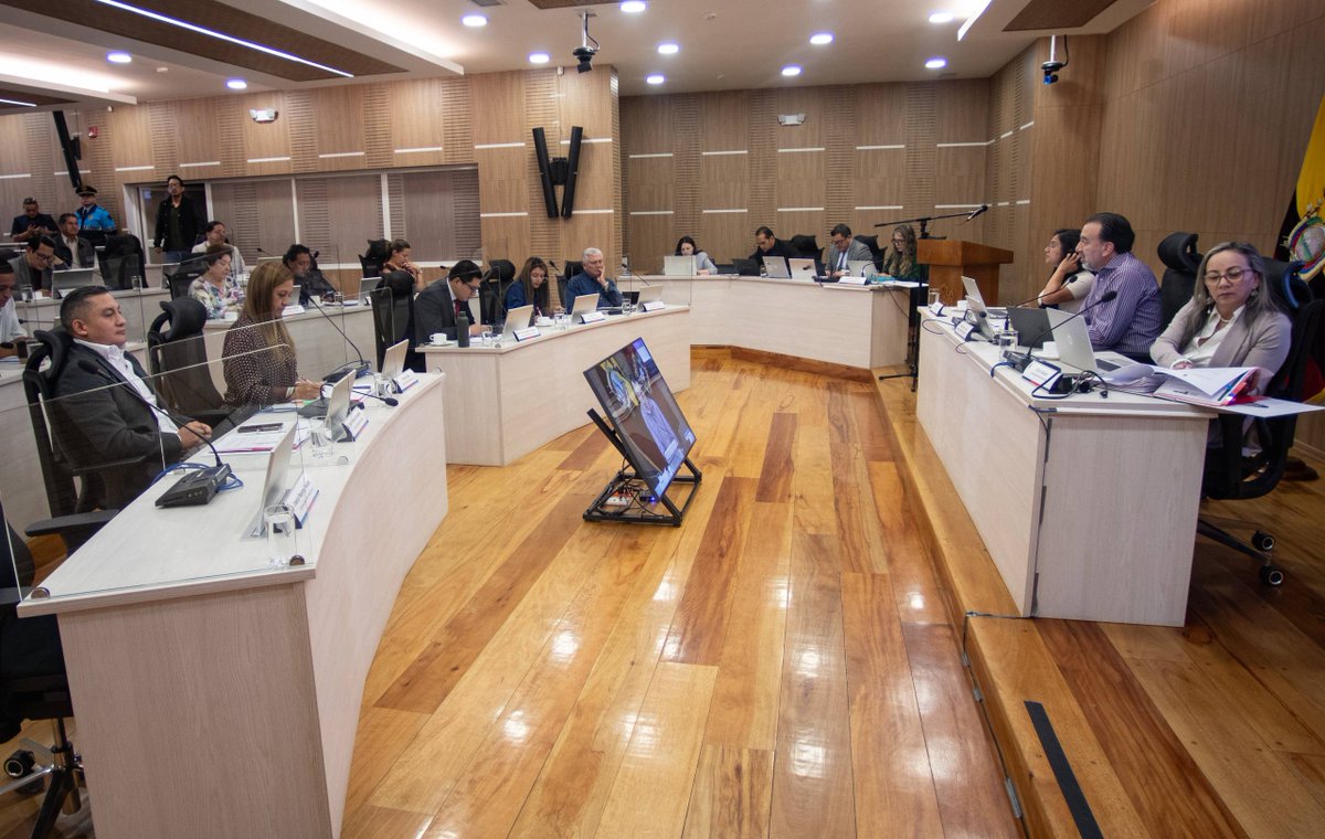 ConcejoQuito's tweet photo. En su Sesión No. 216 Ordinaria realizada hoy, el Concejo Metropolitano aprobó en segundo debate:

1. El Proyecto de Ordenanza Metropolitana para la aplicación de la Disposición General Quinta del Código Orgánico Administrativo. (IC-O-CPP-2026-007). https://t.co/k5Yr08cTI4