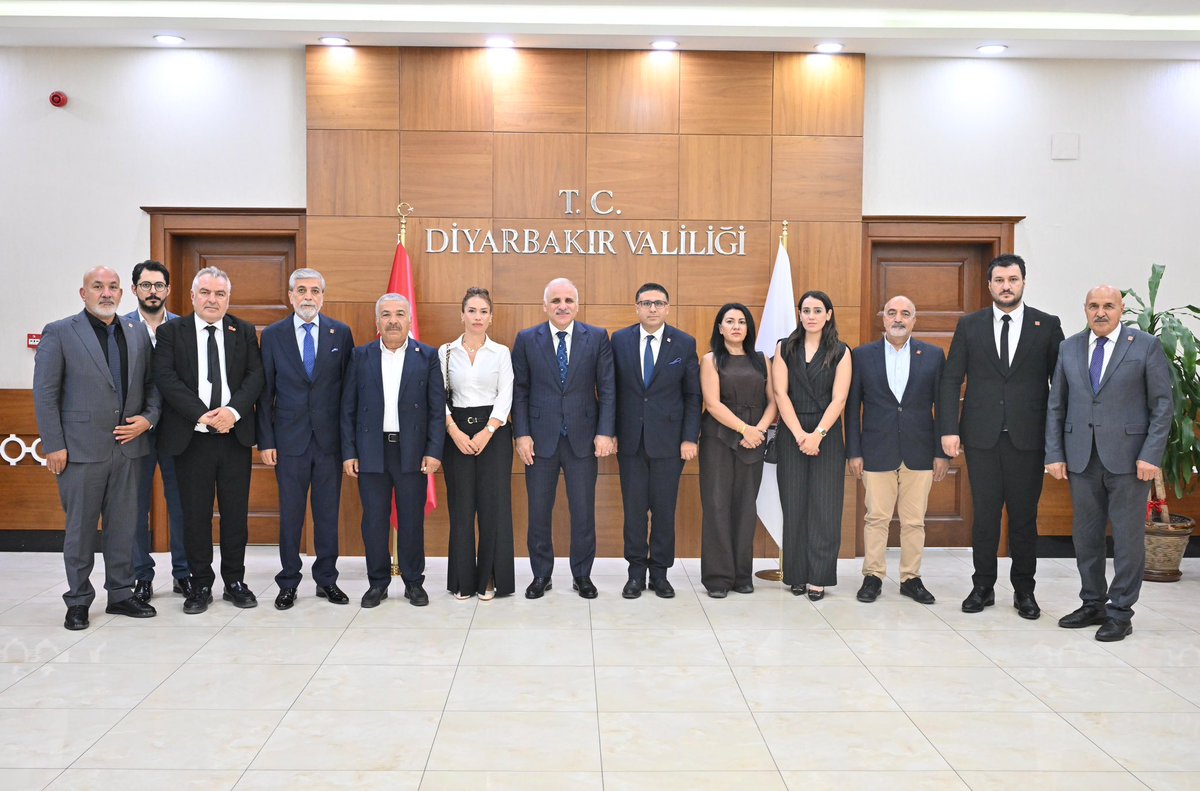 sertacekechp's tweet photo. Cumhuriyet Halk Partisi Diyarbakır İl Başkanlığı olarak, yönetim kurulu üyelerimizle birlikte Diyarbakır Valimiz Sayın Murat ZOROĞLU’nu makamında ziyaret ettik.

Gerçekleştirdiğimiz görüşmede, Diyarbakır’ın ortak menfaatleri söz konusu olduğunda tüm kamu kurumlarıyla diyalog ve dayanışma içerisinde çalışmayı önemsediğimizi ifade ettik. Kentimizin huzuru, güvenliği ve geleceği için ortak aklın ve kurumsal iş birliğinin vazgeçilmez olduğuna olan inancımızı paylaştık.

Görüşmemizde özellikle son dönemde ilimizde ve ülkemizde etkisini artıran organize suç örgütleri, uyuşturucu ticareti, yasa dışı bahis, tefecilik ve bireysel silahlanma gibi toplumsal düzeni tehdit eden unsurlara karşı topyekûn ve kararlı bir mücadelenin gerekliliğini dile getirdik.

Bu kapsamda; yalnızca güvenlik tedbirleriyle sınırlı olmayan, siyasi partileri, sivil toplum kuruluşlarını, meslek örgütlerini, yerel yönetimleri, güvenlik birimlerini, yargı makamlarını ve ilgili tüm kamu kurumlarını kapsayan “Toplumsal Güvenlik ve Güven Eylem Planı” hazırlanmasının önemli ve gerekli olduğu yönündeki önerimizi Sayın Valimizle paylaştık. Toplumsal güvenliğin ancak ortak sorumluluk anlayışı, güçlü kurumlar ve toplumsal dayanışmayla kalıcı hâle gelebileceğine dikkat çektik.

Nazik ev sahipliği, samimi yaklaşımı ve yapıcı değerlendirmeleri dolayısıyla Sayın Valimiz Murat ZOROĞLU’na teşekkür ediyor; Diyarbakır’ın huzuru, güvenliği ve kalkınması adına ortak fayda üreten her çalışmanın yanında olmaya devam edeceğimizi kamuoyuna saygıyla bildiriyoruz.