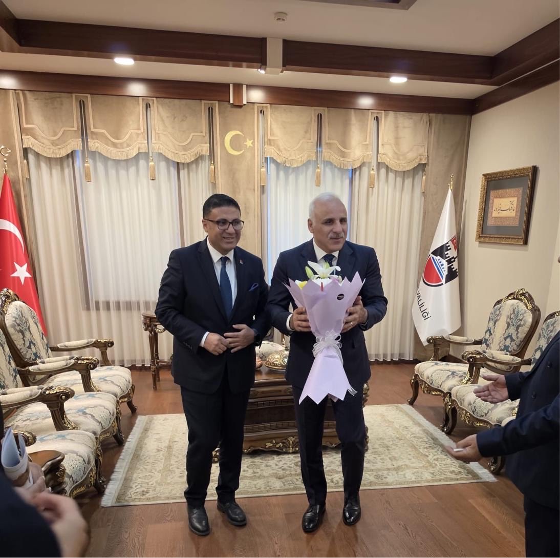 sertacekechp's tweet photo. Cumhuriyet Halk Partisi Diyarbakır İl Başkanlığı olarak, yönetim kurulu üyelerimizle birlikte Diyarbakır Valimiz Sayın Murat ZOROĞLU’nu makamında ziyaret ettik.

Gerçekleştirdiğimiz görüşmede, Diyarbakır’ın ortak menfaatleri söz konusu olduğunda tüm kamu kurumlarıyla diyalog ve dayanışma içerisinde çalışmayı önemsediğimizi ifade ettik. Kentimizin huzuru, güvenliği ve geleceği için ortak aklın ve kurumsal iş birliğinin vazgeçilmez olduğuna olan inancımızı paylaştık.

Görüşmemizde özellikle son dönemde ilimizde ve ülkemizde etkisini artıran organize suç örgütleri, uyuşturucu ticareti, yasa dışı bahis, tefecilik ve bireysel silahlanma gibi toplumsal düzeni tehdit eden unsurlara karşı topyekûn ve kararlı bir mücadelenin gerekliliğini dile getirdik.

Bu kapsamda; yalnızca güvenlik tedbirleriyle sınırlı olmayan, siyasi partileri, sivil toplum kuruluşlarını, meslek örgütlerini, yerel yönetimleri, güvenlik birimlerini, yargı makamlarını ve ilgili tüm kamu kurumlarını kapsayan “Toplumsal Güvenlik ve Güven Eylem Planı” hazırlanmasının önemli ve gerekli olduğu yönündeki önerimizi Sayın Valimizle paylaştık. Toplumsal güvenliğin ancak ortak sorumluluk anlayışı, güçlü kurumlar ve toplumsal dayanışmayla kalıcı hâle gelebileceğine dikkat çektik.

Nazik ev sahipliği, samimi yaklaşımı ve yapıcı değerlendirmeleri dolayısıyla Sayın Valimiz Murat ZOROĞLU’na teşekkür ediyor; Diyarbakır’ın huzuru, güvenliği ve kalkınması adına ortak fayda üreten her çalışmanın yanında olmaya devam edeceğimizi kamuoyuna saygıyla bildiriyoruz.