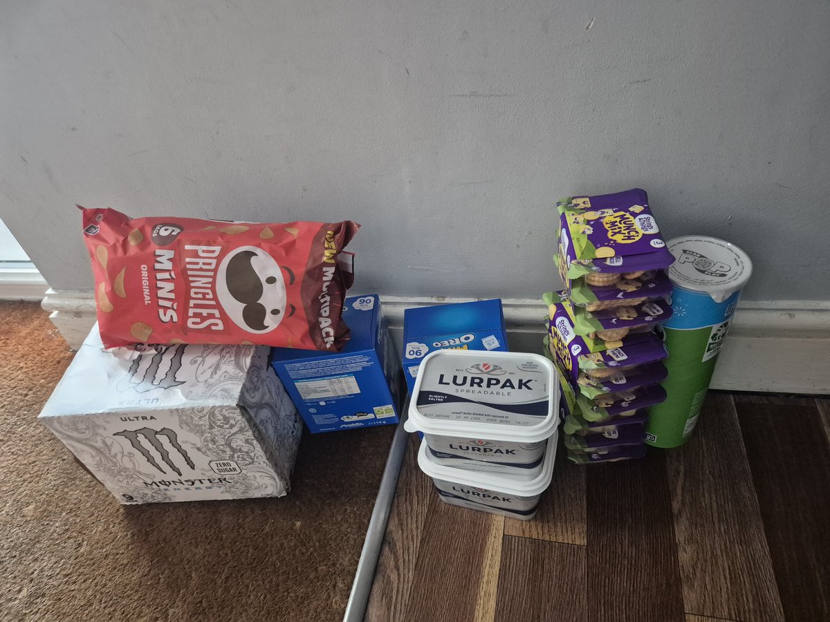 MissEma88's tweet photo. Spent £85 on a same day order....driver arrives, put this at the door &amp; drives off🤬 doesnt give me chance to ask where rest of my order is
@IcelandFoods https://t.co/xt3kr2t9ad