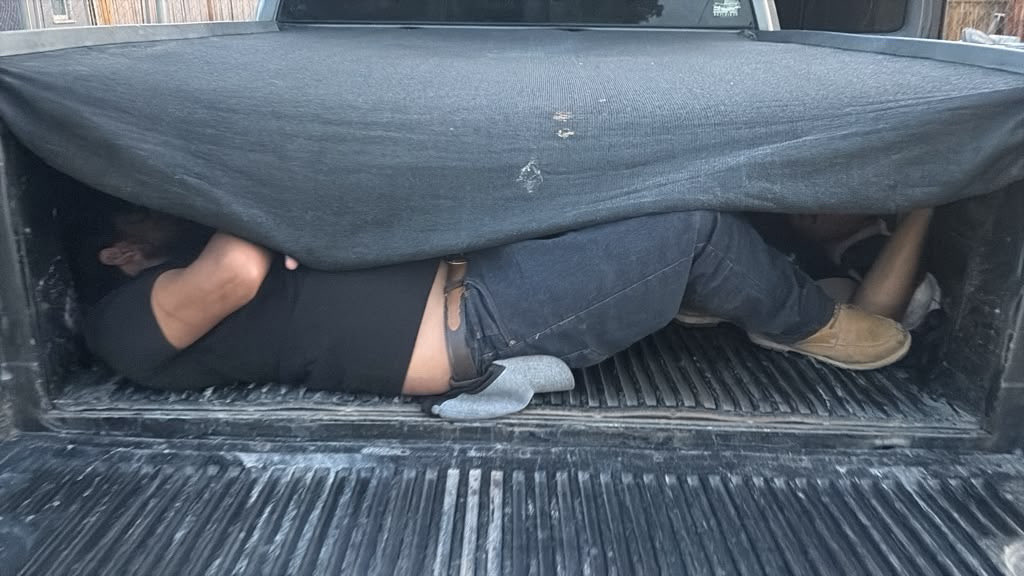 USBPChiefELC's tweet photo. 🚨Human smugglers packed 25 illegal aliens into two vehicles like cargo. The two drivers were also illegal aliens. One of them…a convicted alien smuggler who served 13 months in federal prison, was deported... and still came back for another round.🤦‍♂️  Apparently, prison wasn't enough. Fortunately, neither was his luck.  Another dangerous smuggling attempt stopped by the #PremierSector agents before greed could turn into tragedy. Human smugglers gamble with other people's lives in our backyard and that's NEVER a good idea.💪  #DHS #USBP #CBP #ElCentroSector