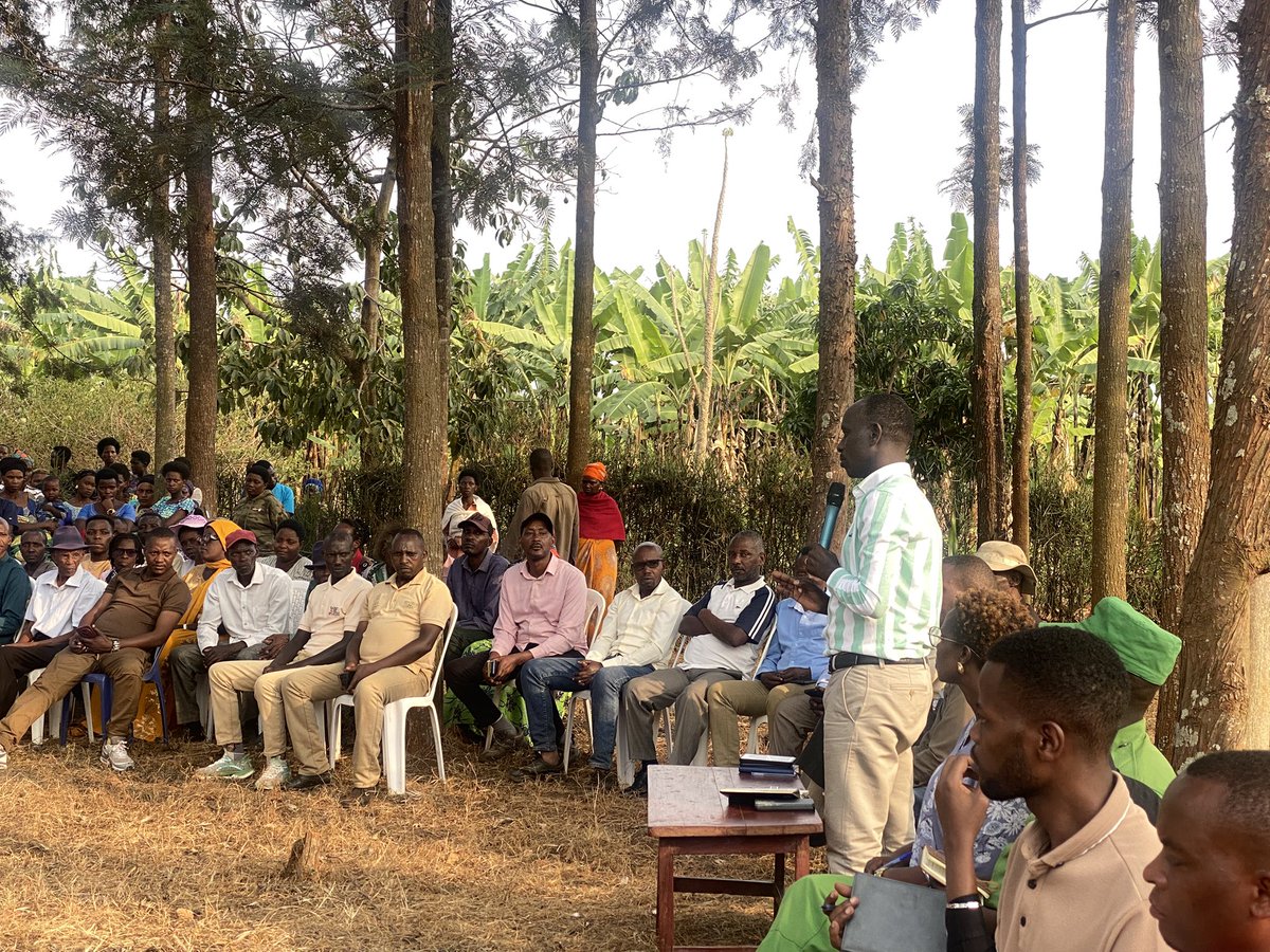 KayonzaDistrict's tweet photo. Uyu munsi, mu Mirenge yose y'Akarere hateraniye inteko z'abaturage. Umuyobozi w'Akarere w’Agateganyo, Hategekimana Fred, yifatanyije n'abaturage b'Umurenge wa Gahini, mu nteko yateraniye mu Kagari ka Kiyenzi. https://t.co/rtXbuBqhmw