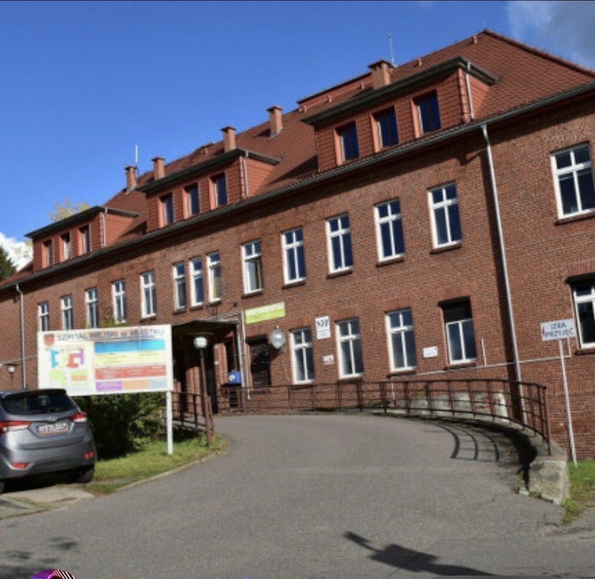 ArcyksiazeFerd's tweet photo. Ludzie zawsze mieli mylne przekonanie że w budynku typu ten po prawej zarabia się najwięcej (Varso tower) a tymczasem w budynku po lewej (szpital w Miastku) 2 konowałow kosiło po 26k/h, eh warszawskie biedaki https://t.co/7gPv8qmIAa