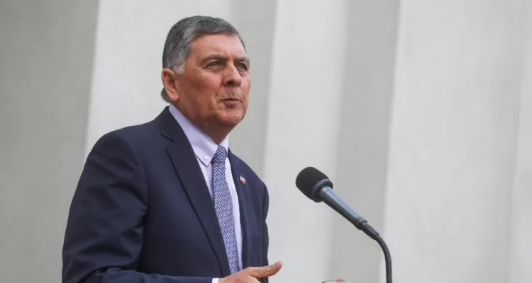 PiensaPrensa's tweet photo. Otra joyita de la "megareforma": 
Biministro Claudio Alvarado señaló que: "es altamente probable que evaluemos y resolvamos colocar un tercer veto en relación con el pago a 30 días (a las pymes)".
Esto quiere decir que los grandes consorcios empresariales podrán seguir "financiándose" con los recursos de la pequeñas y medianas empresas.
Está claro que la "megareforma" no es pro empresas, sino pro gran capital.
El gobierno no está dispuesto a conceder nada a la clase  trabajadora / emprendedora del país.