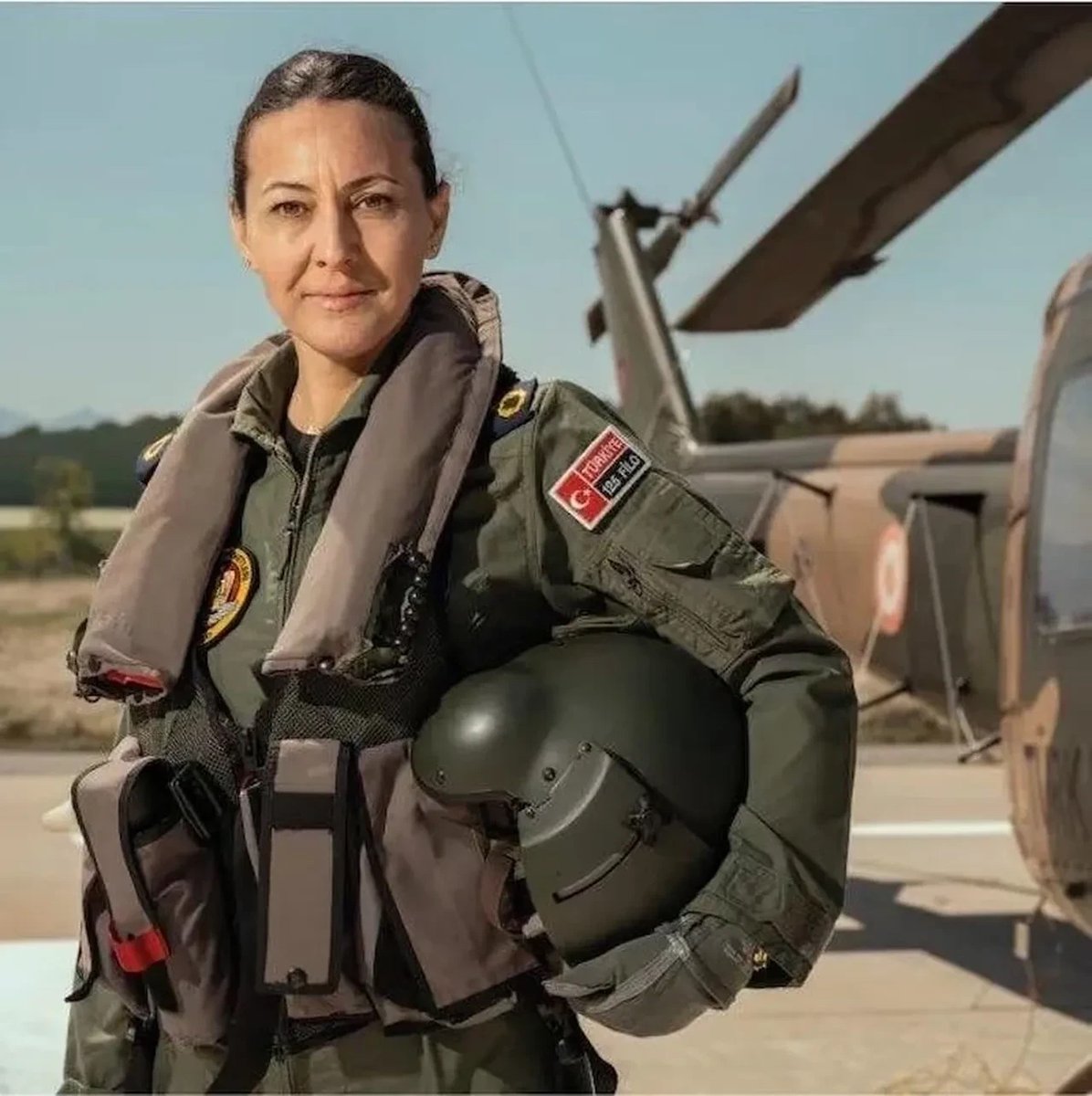 izmirgibiyiz's tweet photo. Tuğgeneralliğe terfi eden Albay Özlem Karapınar, Türk Hava Kuvvetleri’nin ilk kadın paşası oldu. https://t.co/5WMdImeWqL