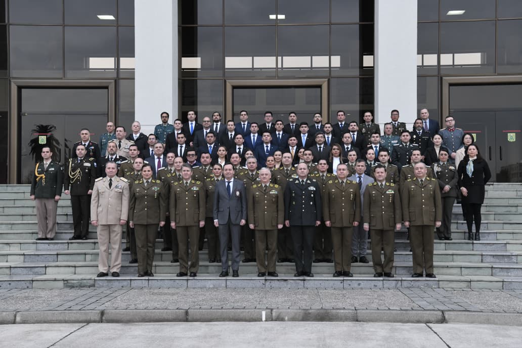 PDI_CHILE's tweet photo. 🔵El Director General de la PDI, Eduardo Cerna, participó en el VIII Seminario Internacional de Asuntos Internos 2026, realizado en la Escuela de Carabineros de Chile y encabezado por el General Director Marcelo Araya, instancia que promueve el intercambio de experiencias y el fortalecimiento de las buenas prácticas en materia de asuntos internos e integridad institucional.