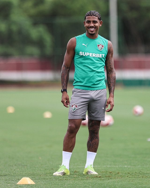 futebol_info's tweet photo. John Kennedy desbanca Hulk e assume titularidade no ataque do Fluminense.

ALGUNS DOS MOTIVOS:
• Mobilidade e velocidade ao ataque;
• Artilharia e efetividade;
• Xodó da torcida;
• Entrosamento com os companheiros;
• Destaque no jogo de ida, contra o Vasco.

Recém-contratado, Hulk não tem conseguido dar ritmo às jogadas como John Kennedy e deixou a desejar em outros aspectos, como a baixa efetividade nas finalizações. Ao final do jogo contra o Bahia, o camisa 7 saiu vaiado por torcedores tricolores no Maracanã.

🗞️ @geglobo 
📸 Lucas Merçon/FFC