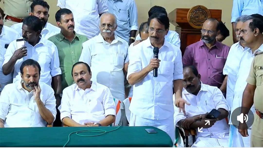athulmnair1's tweet photo. ഇന്ന് മുഖ്യമന്ത്രി വീഡി സതീശൻ റാന്നി ദുരിതാശ്വാസ ക്യാമ്പിൽ വന്നപ്പോൾ റാന്നി MLA പഴകുളം മധുവിന്റെ കോർഡിനേഷൻ പ്രസംഗം കണ്ടിട്ട് ശെരിക്കും അത്ഭുതം തോന്നി.

1, ആദ്യം പുള്ളി മുഖ്യമന്ത്രിക്ക് ഈ ക്യാമ്പിൽ എത്ര ആളുകൾ ഉണ്ടെന്നും അവർ ഏത് ഭാഗങ്ങളിൽ നിന്നുള്ളവരും ആണെന്നും എപ്പോഴാണ് അവർ ക്യാമ്പിൽ എത്തിയതെന്നും വിശദീകരിക്കുന്നു.

2, ക്യാമ്പിൽ ഉള്ള ആളുകൾക്ക് ഇതുവരെ എന്തൊക്കെ കാര്യങ്ങൾ ആണ് ചെയ്തതെന്നും എന്തൊക്കെ ആണിനി ആവിശ്യം എന്നും വിശദീകരണം നടത്തുന്നു.

3, ക്യാമ്പിൽ ഏതൊക്കെ സർക്കാർ വിങ്ങുകൾ ആണ് പ്രവർത്തിക്കുന്നതെന്നും അവരുടെ ക്യാമ്പിൽ ഉള്ള പങ്കും വിശദീകരണം നടത്തുന്നു.

4, കാമ്പിൽ പ്രവർത്തിക്കുന്ന ആശ വർക്കർമാർ, മെഡിക്കൽ ഉദ്യോഗസ്ഥർ, പോലീസ് സേന, പഞ്ചായത്ത്‌ അധികൃതർ അവർക്ക് പ്രത്യേകം നന്ദി അറിയിക്കുന്നു.

5, ക്യാമ്പ് തുടങ്ങിയപ്പോൾ ആരൊക്കെ എന്തൊക്കെ കാര്യങ്ങൾ സ്പോൺസർ ചെയ്‌തെന്നും ഇനി സ്പോൺസർ ചെയ്യാൻ താല്പര്യം അറിയിച്ചവരുടെ പേര് വിവരങ്ങൾ പരസ്യമായി പറയുന്നു കയ്യിൽ സാധനങ്ങളുടെ ലിസ്റ്റ് ഉണ്ടെന്നും അറിയിക്കുന്നു.

6, ഇനിയൊരു പ്രളയം വരും മുന്നേ അത് കുറെ ഏങ്കിലും തടുത്ത് നിർത്താൻ റാന്നിയിലെ ജനങ്ങളുടെ ആവിശ്യങ്ങൾ താൻ നേരിട്ട് മുഖ്യമന്ത്രിക്ക് നൽകിയ കാര്യം ജനങ്ങളോട് തുറന്ന് പറയുന്നു.

7, ക്യാമ്പിൽ ഉള്ളവർക്ക് ആർക്കെങ്കിലും മേൽ പറഞ്ഞതിൽ ഞങ്ങളുടെ ഭാഗത്ത് നിന്ന് വീഴ്ച്ച ഉണ്ടെങ്കിൽ ഇപ്പോൾ തുറന്ന് പറയാമെന്നു ചലഞ്ച് ചെയ്യുന്നു.

8, തന്നോടും തന്റെ മേൽനോട്ടങ്ങൾക്ക് കാവൽ വഹിച്ചവരോടും തന്റെ നന്ദി യും കടപ്പാടും അറിയിക്കുന്നു തുടർന്ന് മുന്നോട്ടുള്ള യാത്രയിൽ സഹായവും അഭ്യർത്ഥിക്കുന്നു.

ഒരിക്കൽ പോലും MLA ആകാത്ത ഒരാളുടെ കോർഡിനേഷൻ ആണ് നിങ്ങൾ കേട്ടതെന്ന് ഓർക്കണം ഞാൻ ശെരിക്കും ഞെട്ടി പോയി അവസാനം മുഖ്യമന്ത്രി പ്രസംഗിച്ചപ്പോൾ MLA ബുദ്ധിമാൻ ആണെന്നും കാരണം ജനങ്ങൾ എഴുതിയ ആവിശ്യങ്ങൾ കൂടാതെ തന്റെ വ്യൂ പോയിന്റിൽ എന്തൊക്കെ ഇനി വേണം എന്നത് കൂടി MLA എഴുതി ചേർത്തിട്ടുണ്ട് എന്ന പ്രശംസ കൂടി മുഖ്യമന്ത്രി യുടെ വാക്കുകളിൽ നിന്ന് വാങ്ങുന്നു കേൾക്കുന്നവർ പുള്ളിക്ക് നിറഞ്ഞ കയ്യടി നൽകുന്നു.

എക്സ്പീരിയൻസ് ഈസ് ദി ബെസ്റ്റ് ടീച്ചർ പഴകുളം മധു അഭിവാദ്യങ്ങൾ അഭിനന്ദനങ്ങൾ 💙
