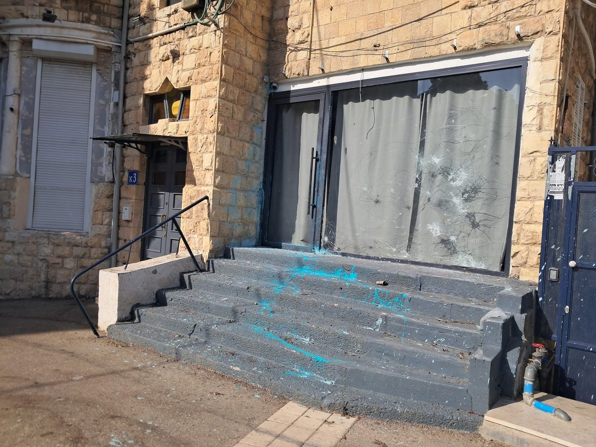 NaorNarkis's tweet photo. רחוב ארלוזרוב חיפה 2026. חרדים ניפצו היום שמשות של כנסיה. 
ברוכים הבאים למדינת ההלכה.
מי שלא עושה קישור בין תקיפת בית קפה בשבת, תקיפת חילונים שנוסעים עם רכב בשבת וניפוץ שמשות כנסייה - לא מבין איך החרדים חושבים. מדינת הלכה באמצעות איום בשטח. לא צריך חקיקה

📸: לימור בוטנרו https://t.co/7HL3isJ99u