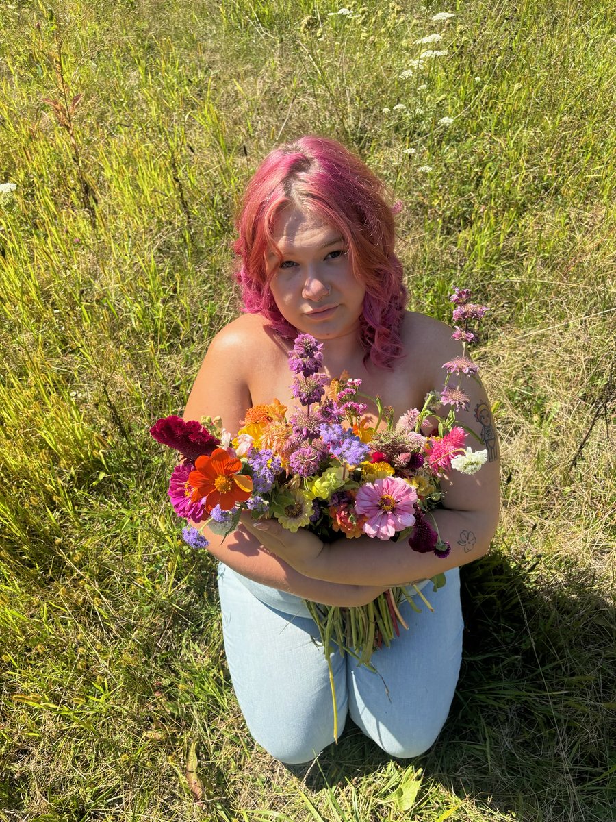 OnlyDaniXO's tweet photo. Daydreaming about this photo shoot from last summer 😍💐
Who wants to see another?

#nsfwtwtًً #tattoos #topless https://t.co/ZubS8BmYI2