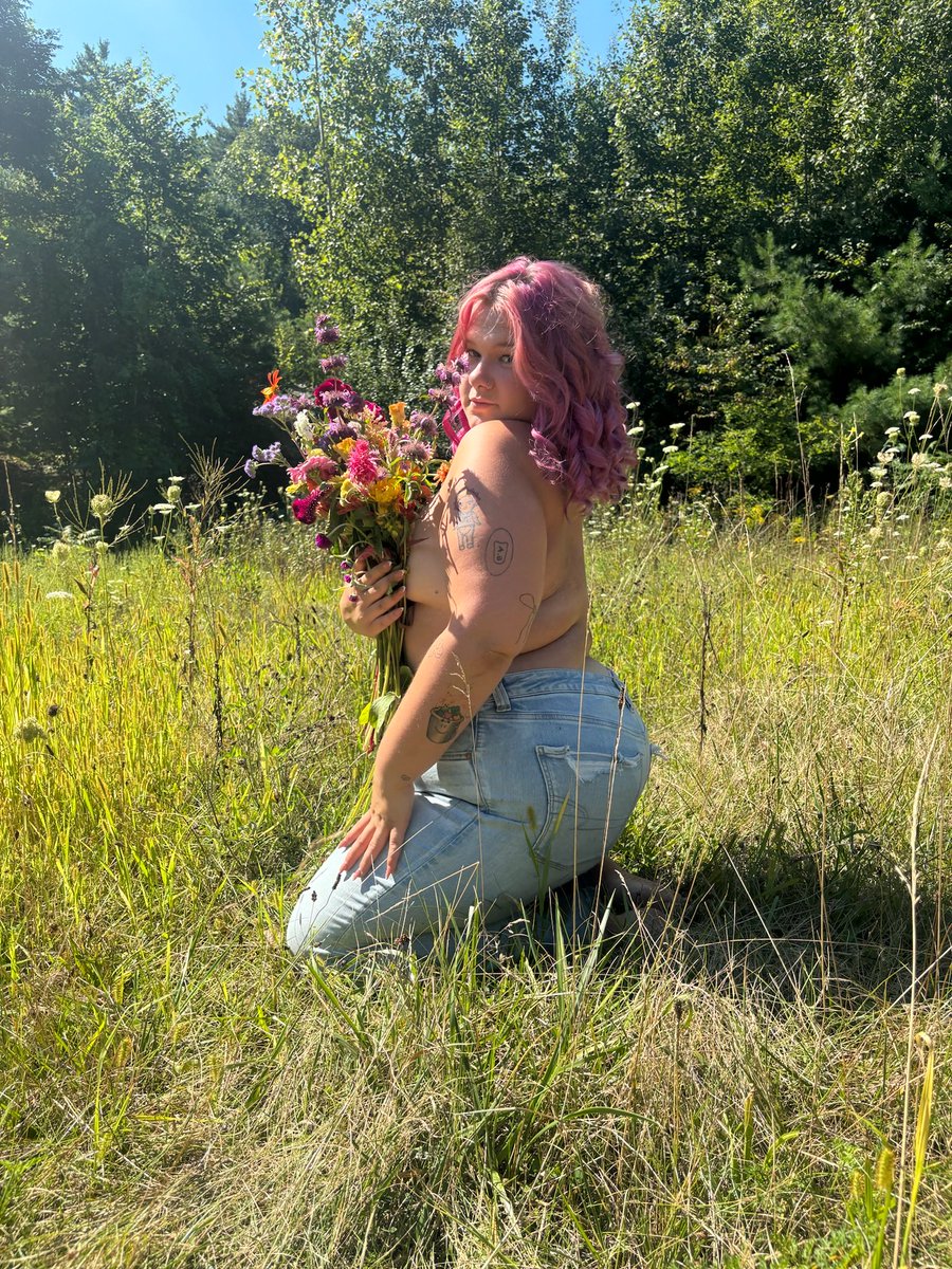 OnlyDaniXO's tweet photo. Daydreaming about this photo shoot from last summer 😍💐
Who wants to see another?

#nsfwtwtًً #tattoos #topless https://t.co/ZubS8BmYI2