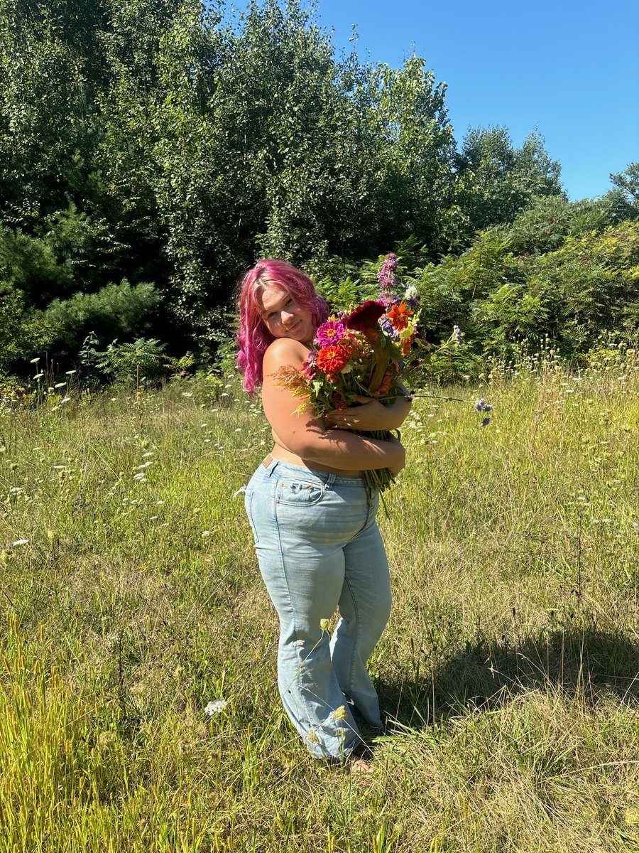OnlyDaniXO's tweet photo. Daydreaming about this photo shoot from last summer 😍💐
Who wants to see another?

#nsfwtwtًً #tattoos #topless https://t.co/ZubS8BmYI2