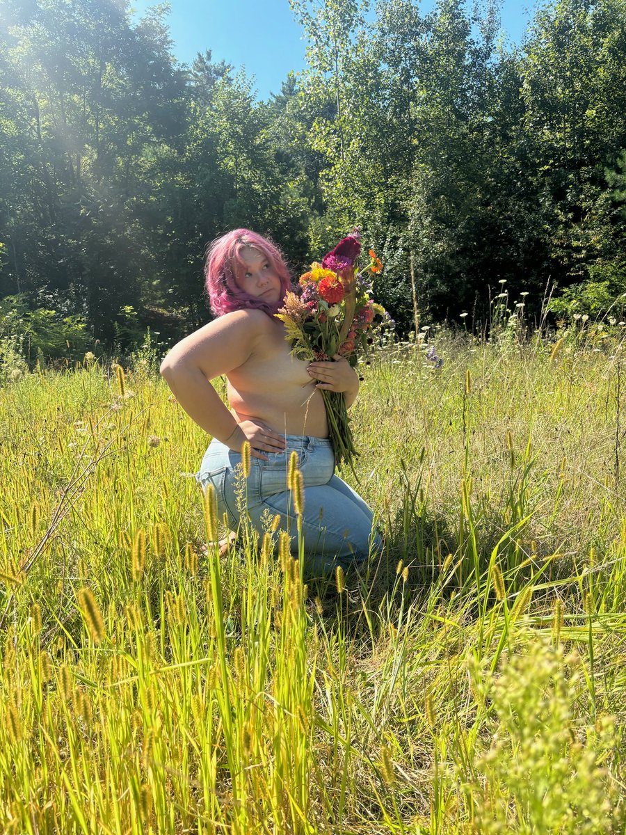 OnlyDaniXO's tweet photo. Daydreaming about this photo shoot from last summer 😍💐
Who wants to see another?

#nsfwtwtًً #tattoos #topless https://t.co/ZubS8BmYI2