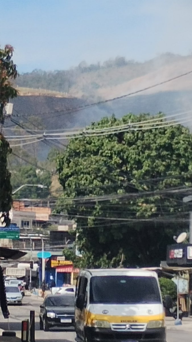 Hot_serparj's tweet photo. Boa tarde Bandnews Rio, Serra do Vulcão em chamas, visto do Bairro do Alvorada em N. Iguaçu 
@bandnewsfmrio https://t.co/13SiFHSu0y