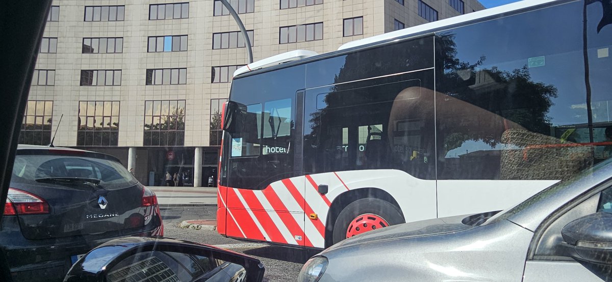rosags1973's tweet photo. Porqué hay siempre un autobús de la EMT de Tarragona, obstaculizando un carril de la plaza imperial tarraco a cualquier hora del día??? Justamente tiene el intercambiador a unos 50 metros @TGNAjuntament @TGNTransports @rvinualestgn https://t.co/H0t0tj3kbb