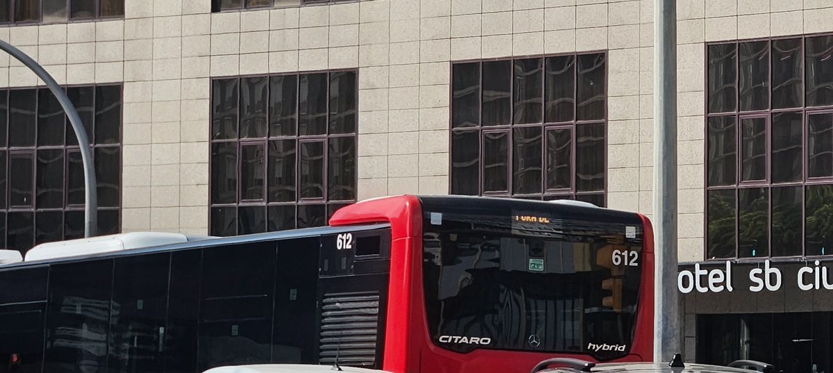 rosags1973's tweet photo. Porqué hay siempre un autobús de la EMT de Tarragona, obstaculizando un carril de la plaza imperial tarraco a cualquier hora del día??? Justamente tiene el intercambiador a unos 50 metros @TGNAjuntament @TGNTransports @rvinualestgn https://t.co/H0t0tj3kbb
