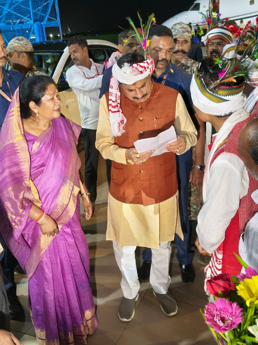 SampatiyaUikey's tweet photo. आज राजकीय विमान तल भोपाल में मंडला एवं डिंडोरी जिले से पधारे बैगा समाज के सम्माननीय स्वजनों एवं प्रतिनिधियों के साथ माननीय मुख्यमंत्री डॉ. मोहन यादव जी से सौहार्दपूर्ण शिष्टाचार भेंट की।

इस आत्मीय मुलाकात के दौरान समाज के वरिष्ठजनों ने माननीय मुख्यमंत्री जी का मोर कलगी और पारंपरिक पगड़ी पहनाकर अभिनंदन किया।

माननीय मुख्यमंत्री जी ने बैगा समाज के प्रतिनिधियों की अपेक्षाओं, सुझावों एवं विभिन्न स्थानीय समस्याओं को गंभीरतापूर्वक सुना तथा उनके यथोचित निराकरण हेतु आश्वस्त किया। 

इसके साथ ही समाज के सदस्यों ने मंडला एवं डिंडोरी जिलों में आयोजित होने वाले आगामी सामाजिक एवं सांस्कृतिक कार्यक्रमों में मुख्यमंत्री जी को आमंत्रित किया, जिसे उन्होंने सहर्ष स्वीकार किया।

भारत के आदरणीय प्रधानमंत्री श्री @narendramodi जी के मार्गदर्शन तथा माननीय मुख्यमंत्री श्री @DrMohanYadav51 जी के नेतृत्व में प्रदेश में सर्व आदिवासी समाज सहित बैगा स्वजनों जैसी विशेष पिछड़ी जनजाति समूह के कल्याण, सम्मान और सर्वांगीण विकास के लिए निरंतर किए जा रहे जनहितकारी कार्यों के प्रति मैं हृदय से आभार व्यक्त करती हूँ। 

मुख्यमंत्री जी द्वारा हम सभी को अपना अमूल्य समय, स्नेहपूर्ण आत्मीय मार्गदर्शन एवं सद्भावपूर्ण संवाद का अवसर प्रदान करने के लिए सादर आभार🙏

#बैगा_समाज