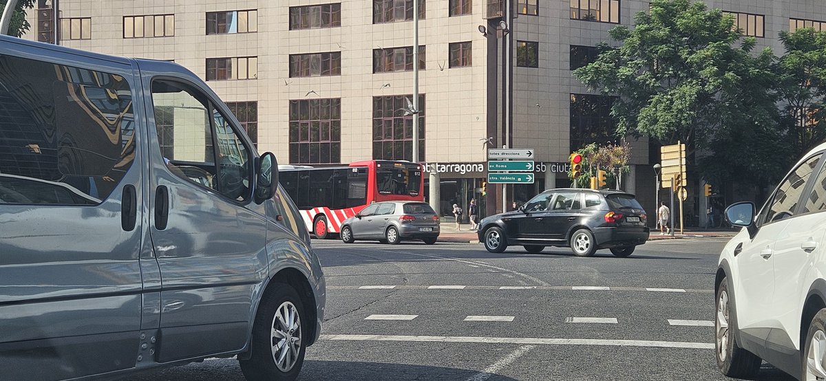 rosags1973's tweet photo. Porqué hay siempre un autobús de la EMT de Tarragona, obstaculizando un carril de la plaza imperial tarraco a cualquier hora del día??? Justamente tiene el intercambiador a unos 50 metros @TGNAjuntament @TGNTransports @rvinualestgn https://t.co/H0t0tj3kbb