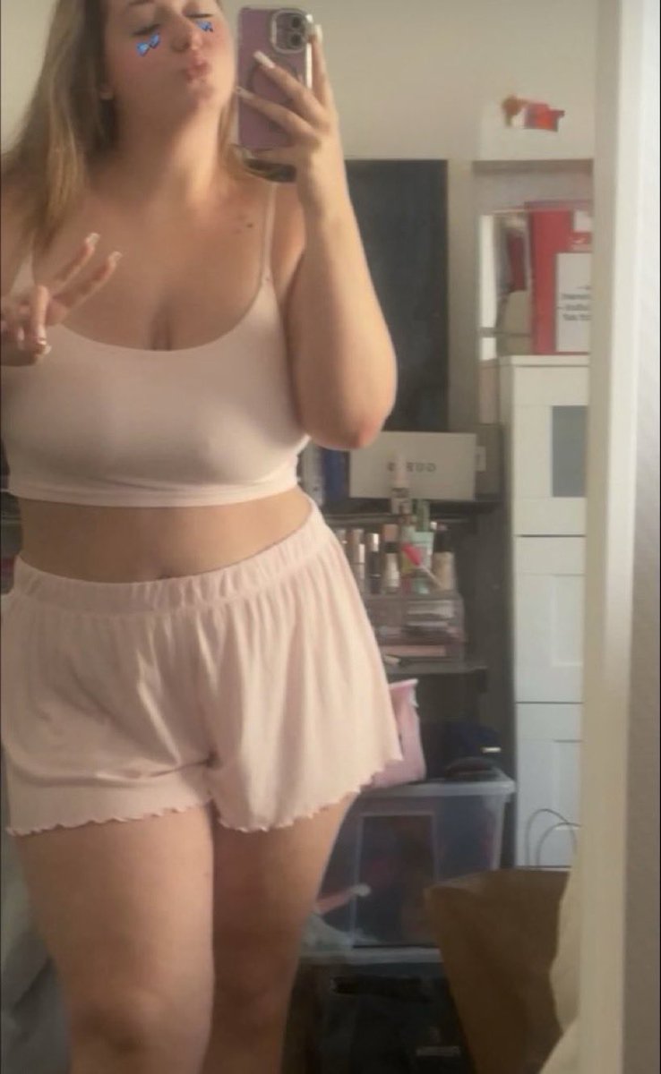 pFlo241's tweet photo. Envie de faire raquer un petit soumis 100 % dévoué à sa reine 🐶 Manifestez-vous les petites chiennes  #MoneySlave #Findom #PayPig #Femdom #CashMeet https://t.co/QhMWqyY6lK