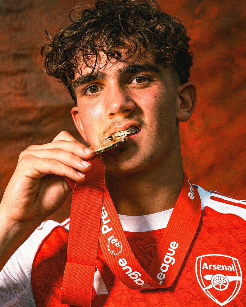rayareview's tweet photo. @Arsenal Max Messi Dowman. https://t.co/dmlUvpXvel