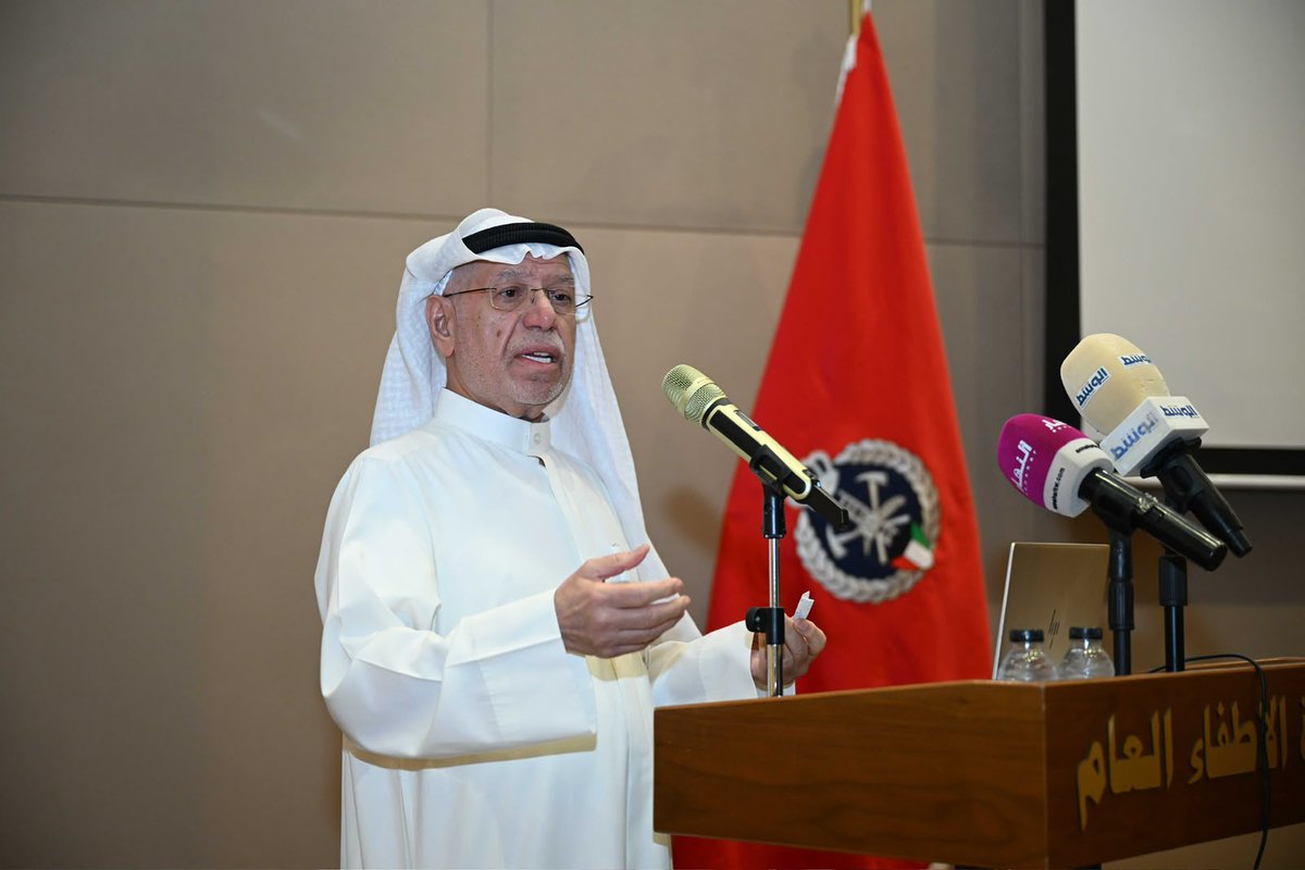 KFPAKW's tweet photo. العضو الفخري ومستشار الجمعية الكويتية للحماية من أخطار الحريق الفريق متقاعد / يوسف الأنصاري أثناء إلقاء كلمته 
 في افتتاح ندوة " التوجهات العالمية لتأمين سلامة المركبات الكهربائية " https://t.co/7rrlLATu6I