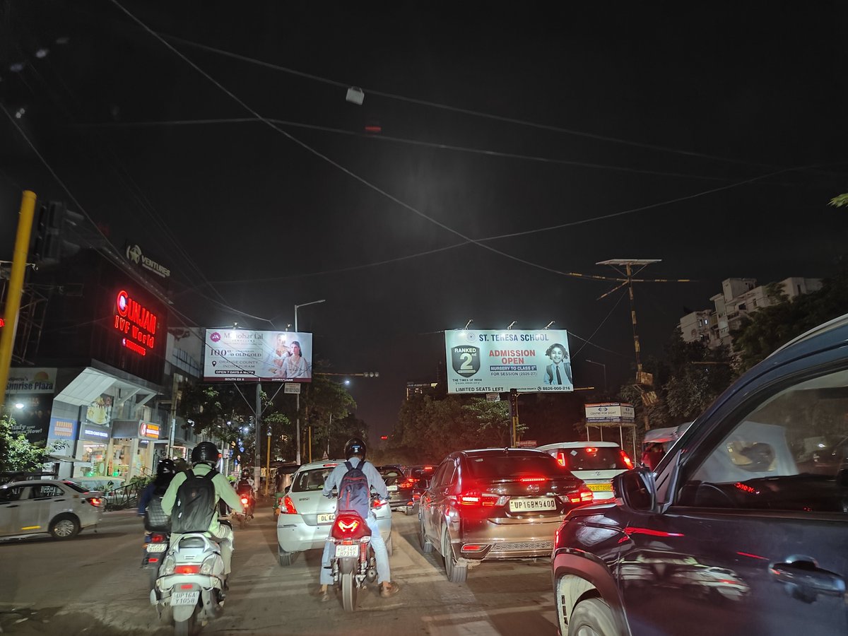 valuecitizen's tweet photo. @Uppolice @ghaziabadpolice @uptrafficpolice @Gzbtrafficpol Why is NO TRAFFIC POLICE or WORKING TRAFFIC LIGHT on this Jaipuria Mall (Bikanerwala) Intersection at Indirapuram , Ghaziabad?? Will Common Citizen remind you everytime to perform your duties??? https://t.co/e0SCxX9Xcs