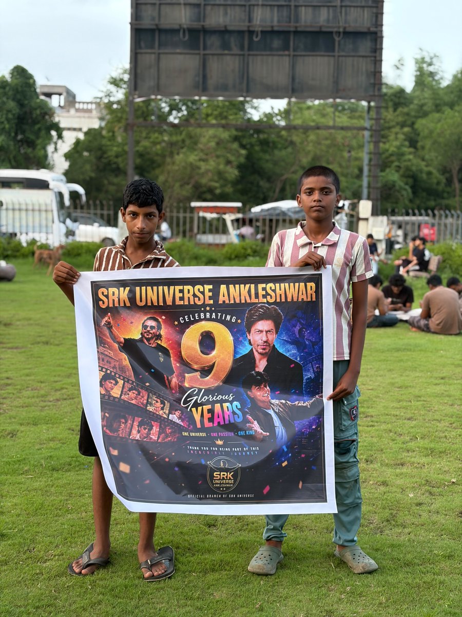 SRKUniverse's tweet photo. 9 years of SRK Universe #Ankleshwar! ❤️ Cake, smiles, togetherness, and endless love for Shah Rukh Khan. Here's to many more! ✨

@iamsrk @cho9088

#KING #KINGTitleReveal #ItsKingTime #ShahRukhKhan #SRK #KingKhan https://t.co/82DMQDGzb4