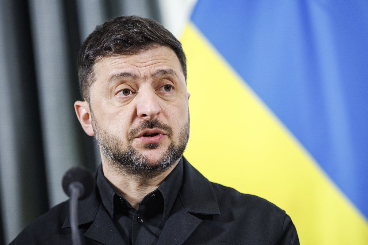 Pascal_Laurent_'s tweet photo. 🇺🇦 🇷🇺 LE PLAN DE ZELENSKY DE 40 JOURS POUR FAIRE PLIER LA RUSSIE PAR DES FRAPPES EN PROFONDEUR CONTRE LA RUSSIE A ÉCHOUÉ.
Hier la Russie a détruit trois navires qui transportaient des armes pour l'Ukraine en mer Noire. Les russes ont instauré un blocus total des ports ukrainiens. On attend le prochain plan miracle du génie de Kiev 😉. Alors certes, les otano-ukrainiens ont réussi à faire quelques dégâts en Russie, mais  le résultat concret est que les livraisons d'armes par voie maritime sont totalement bloquées pour l'Ukraine, tout comme la possibilité d'exporter leurs céréales, ce qui va mettre le régime de Kiev dans l'incapacité de payer les intérêts de leur dette...