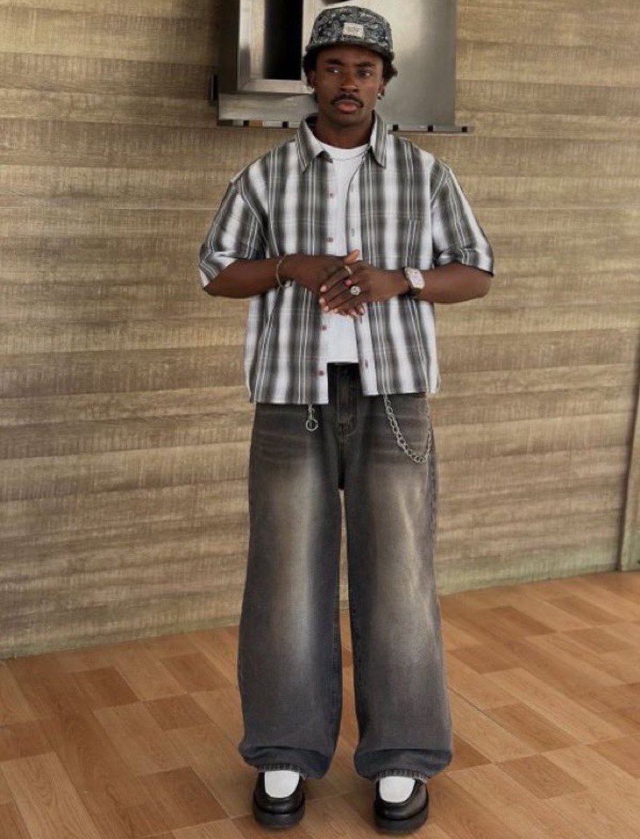 Holuwafemi07's tweet photo. Whatever you do just dress well https://t.co/COHjfykxJg