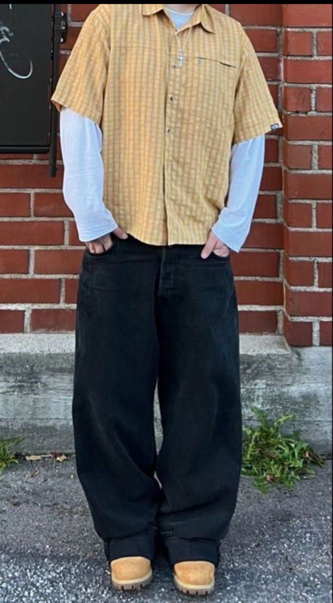 Holuwafemi07's tweet photo. Whatever you do just dress well https://t.co/COHjfykxJg