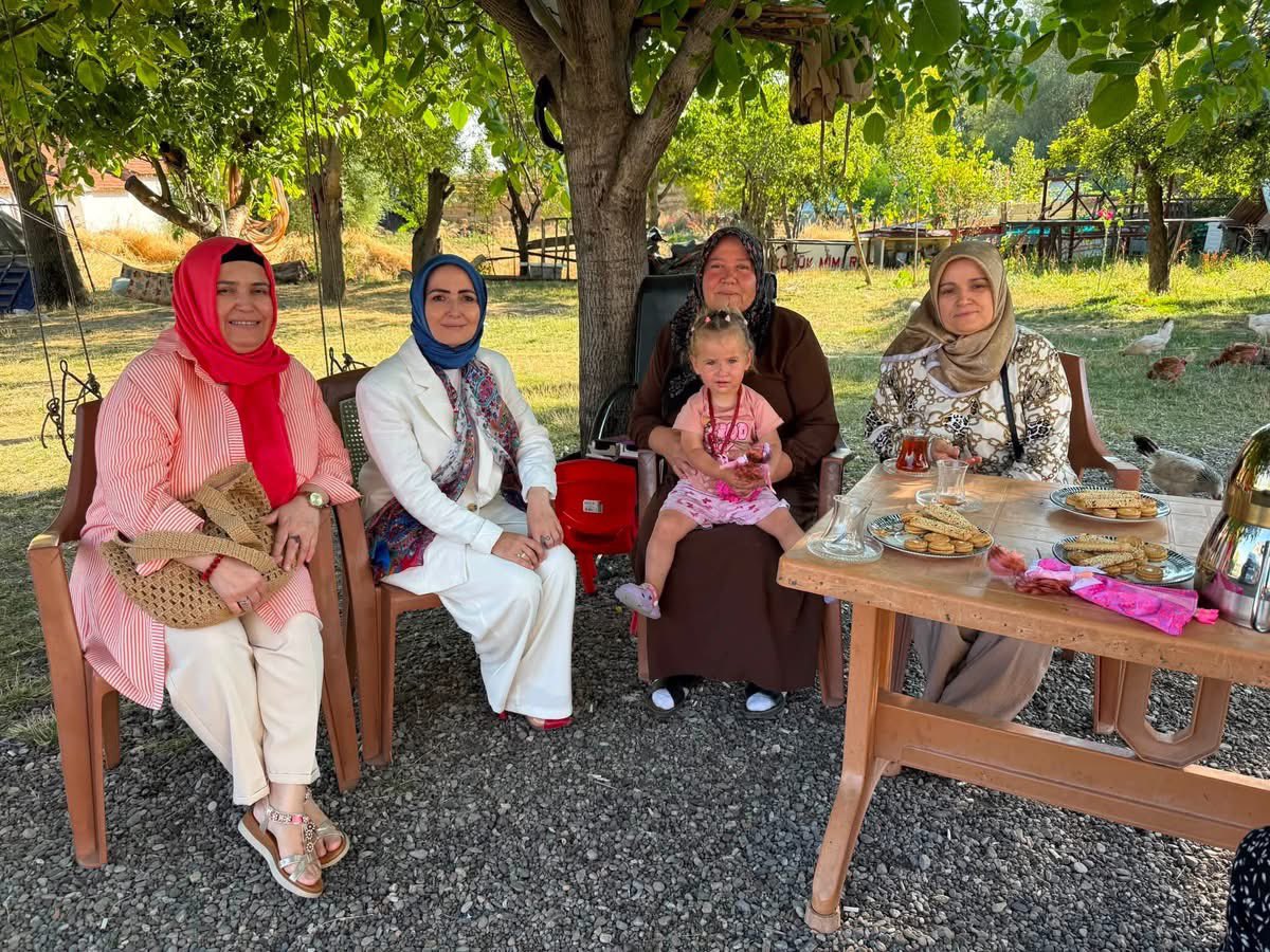 akkadincankirii's tweet photo. 📍Esentepe Mahallesi

İl Yönetim Kurulu Üyemiz Kezban Ermiş’i, dünyaya gözlerini açan kıymetli torunu vesilesiyle hayırlı olsun ziyaretinde bulunduk.

Rabbim yavrumuza sağlık, huzur ve hayırlı, bereketli bir ömür nasip eylesin. https://t.co/tjnNOJH4RM