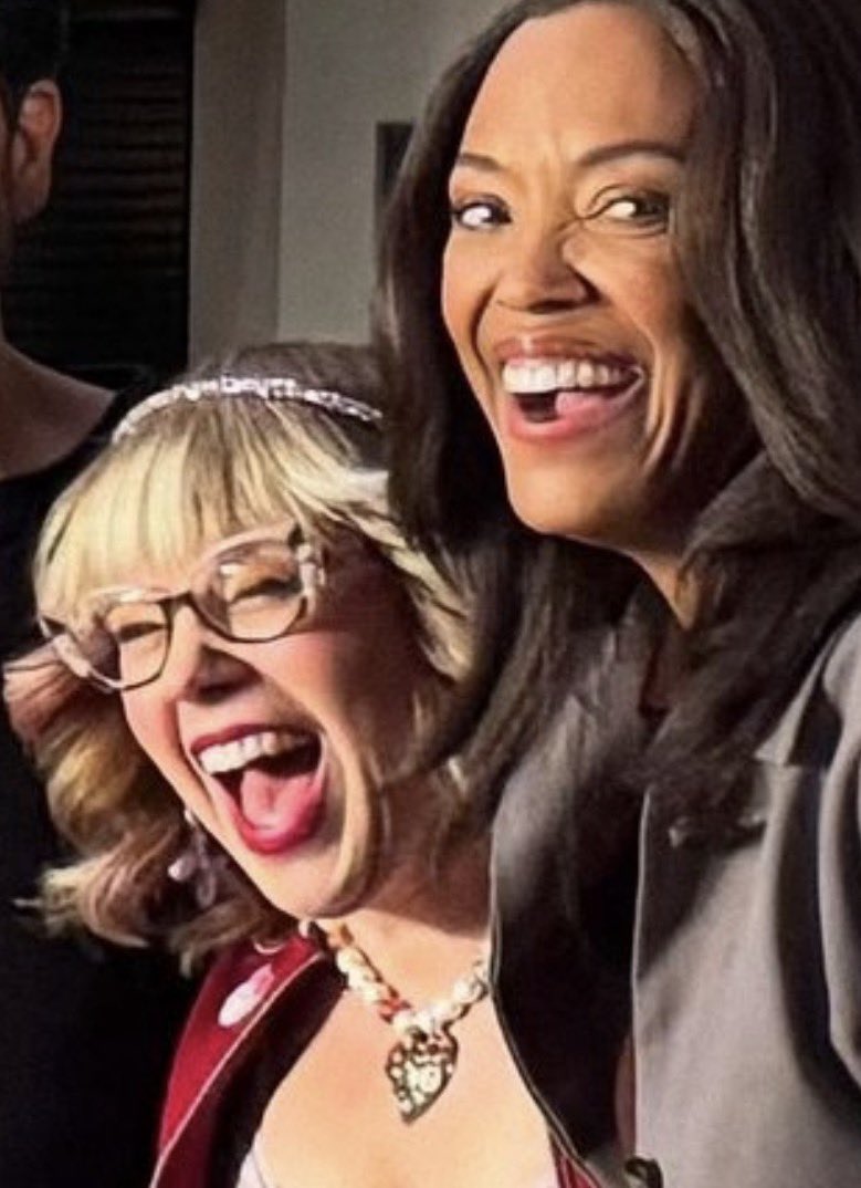 givesmeyou's tweet photo. SHORT HAIR PENELOPE? WITH BANGS? AND PINK STREAKS IN HER HAIR? we’re back. https://t.co/Fej6EPcmp2