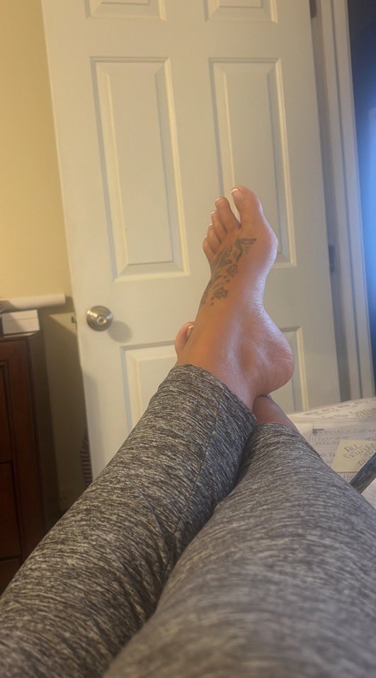 SummerGoddess0's tweet photo. Back to reality for a cpl days 👩🏼‍💻
Some online shopping always makes me feel better 🛍️ 
Piggies &amp; subbies, you can reimburse my CashApp or add to cart on my Throne 😘 

Findom finbrat finsub walletdrain foot fetish toes soles humanATM whalesub sph sissy paypig worship cashcow beta https://t.co/Q22SPKXxFQ
