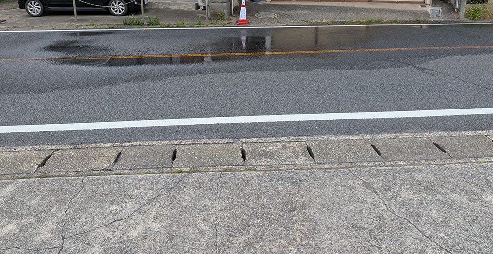 staff_Pmra's tweet photo. 会社前の道路です

晴れ続きなのに道路が広範囲に濡れたまま。
先週末2〜3mだったのが今は10数メートルに広がっています。水道管などの漏水の可能性があると思い、市役所に通報済みで調査にも来てもらいました。

似た状況を見かけたら、念のため自治体に連絡しておくと安心かもしれません。
#道路異常 https://t.co/wUtWtZWM0U