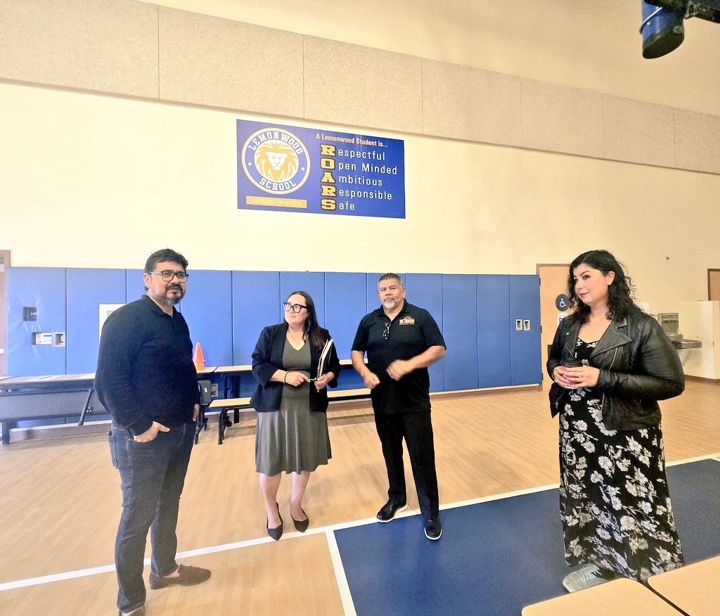 ConsulMexOxn's tweet photo. 📚En el marco de la 9ª Semana Binacional de Educación #SBE 2026, visitamos la reunión de padres de familia en la #Lemonwood Elementary School de #Oxnard 

Acercamos información sobre los servicios del Consulado y de la #VOE, brindando orientación educativa a nuestra comunidad🇲🇽🎓 https://t.co/m9wj3rQeVu