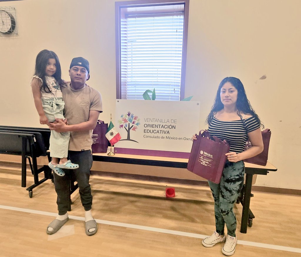 ConsulMexOxn's tweet photo. 📚En el marco de la 9ª Semana Binacional de Educación #SBE 2026, visitamos la reunión de padres de familia en la #Lemonwood Elementary School de #Oxnard 

Acercamos información sobre los servicios del Consulado y de la #VOE, brindando orientación educativa a nuestra comunidad🇲🇽🎓 https://t.co/m9wj3rQeVu