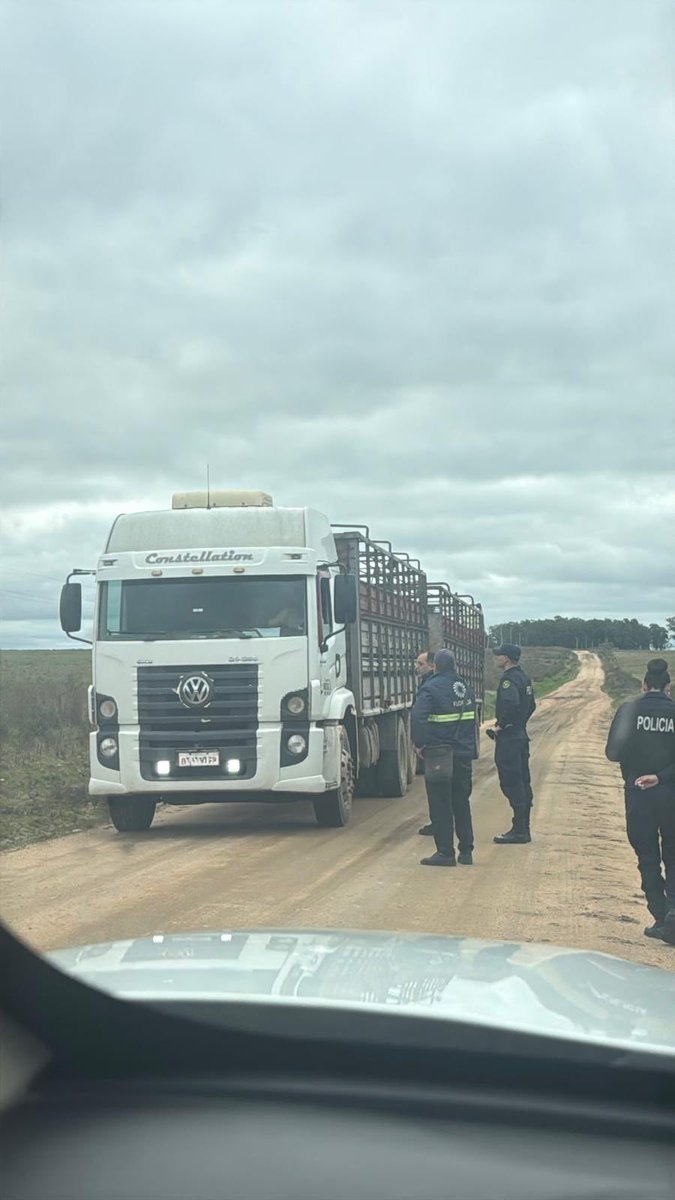 FloridaIDF's tweet photo. Guardia Municipal e Inspectores recorren la caminería rural controlando el cumplimiento de las disposiciones vigentes.
Se recuerda que continúa rigiendo la prohibición de circulación del tránsito pesado sin autorización, hasta que se dicte una resolución en contrario. https://t.co/bmyy5abgvK