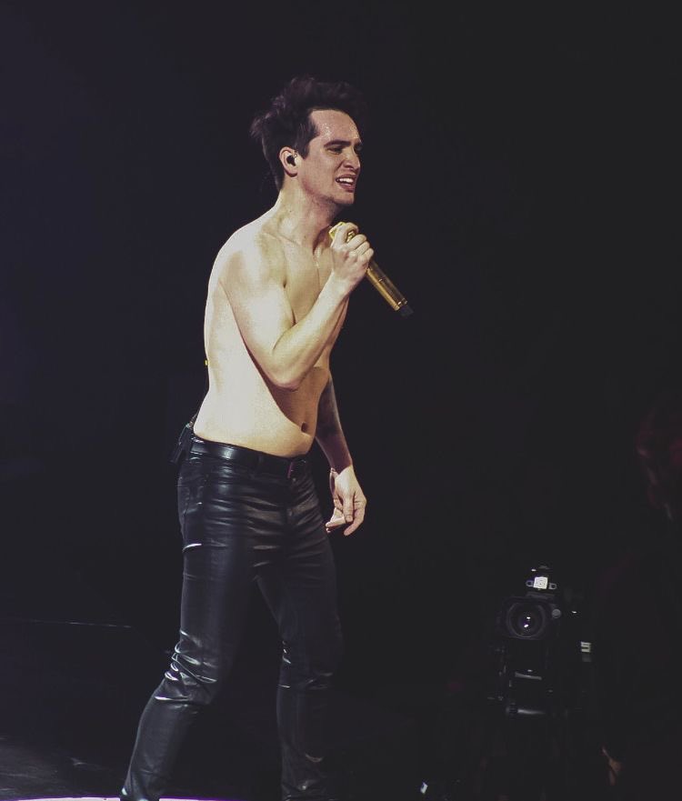 brendonthinker's tweet photo. #toplesstuesday https://t.co/v8rJ9AvmFm