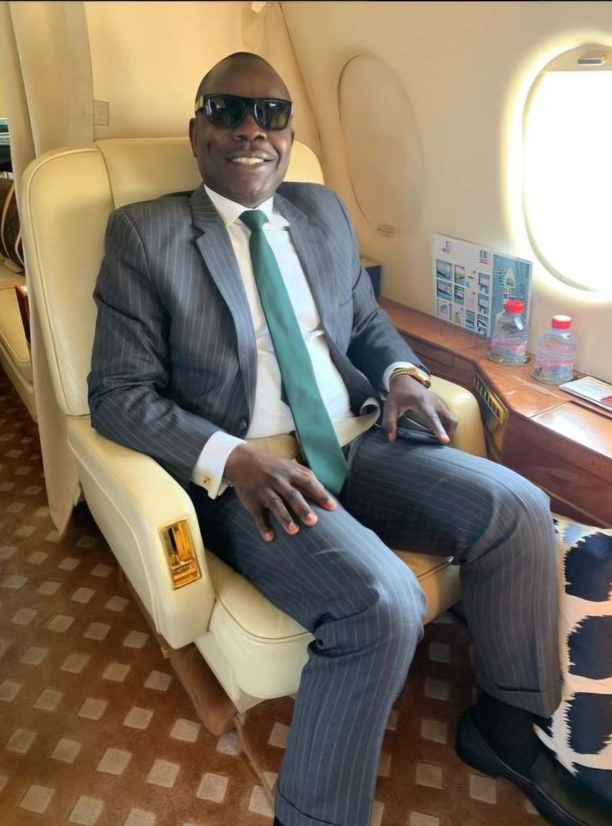 EsBi_Media's tweet photo. 🛑JUSTICE - AFFAIRE MARTINEZ ZOGO : LE COLONEL OTOULOU BALAYE LA DÉFENSE ET ACCABLE AMOUGOU BELINGA AU TRIBUNAL MILITAIRE.

Dès l'ouverture des débats à 11h42, le Président du tribunal a rejeté une requête transmise par Me Claude Assira en date du 27 juillet 2026. Cette demande, qui visait à faire passer l'interrogatoire de la partie civile avant la réexamination du Ministère Public, a été qualifiée de dilatoire et non conforme aux dispositions légales, d'autant plus qu'un renvoi avait déjà été accordé à la défense le 14 juillet précédent. L'audition du Colonel Otoulou a rapidement suscité de vives tensions dans la salle d’audience. Lorsque le témoin a annoncé disposer de nouveaux éléments matériels et d'un support vidéo à produire, la défense a immédiatement formulé des objections. Maître Tchoungang a soutenu que cette pièce vidéo avait été préalablement écartée par le Juge d'Instruction, tandis que d’autres conseils ont soulevé des exceptions sur la méthodologie de l'enquêteur. Plusieurs avocats de la défense, notamment Maîtres Guezo, Mbuny et Tchoungang, sont intervenus pour interdire la lecture de pièces établies en dehors du cadre strict de la commission mixte d'enquête police-gendarmerie, arguant qu'elles ne figuraient ni à l'information judiciaire ni au dossier. Le Ministère Public a formellement contredit cette posture en confirmant au Tribunal que le PV litigieux figurait bel et bien, coté et paraphé, dans le bordereau du dossier de procédure.

Concernant les commanditaires et les aveux, le témoin a rappelé que lors de son audition du 31 janvier 2023, le Directeur Général de la DGRE, Léopold Maxime Eko Eko, a formellement désigné Jean-Pierre Amougou Belinga comme commanditaire, révélant l'avoir qualifié de truand pour avoir refusé ses approches. Le Lieutenant-Colonel Justin Danwé est quant à lui passé aux aveux à la suite d'une confrontation directe. Danwé a déclaré avoir reçu 2 millions de francs CFA pour planifier l'opération visant à faire taire le journaliste, puis 500 000 francs CFA à la veille de l'exécution, dans le cadre d'une demande globale d'avance de solde fixée à 23 millions. Il a également affirmé avoir tenu son supérieur informé, soutenant qu'il s'agissait d'une pratique récurrente. Concernant la logistique et les preuves matérielles, l'enquête s'est appuyée sur l'exploitation de vidéos amateurs identifiant un véhicule Prado noir repéré dans la zone du RAP et à la station Total Yannick. Les perquisitions et saisies ont permis de retrouver du matériel d'intervention, notamment une cagoule, de la ficelle, ainsi qu'une décharge pour une arme de type VZ dotée d'un chargeur de 25 munitions. Le témoin a précisé que les membres du commando opéraient à visage découvert par manque de professionnalisme. 

Sur le plan des télécommunications, les données ont révélé une intensification très nette des échanges entre Justin Danwé et Jean-Pierre Amougou Belinga entre le 16 et le 26 janvier 2023, accompagnée de la suppression systématique des messages WhatsApp. Le Colonel Otoulou a également fait état de la disparition de 7 téléphones sur les 10 appartenant à Eko Eko entre le 29 et le 31 janvier, soit 70 % de ses puces numériques. Concernant les entraves et comportements suspects, le témoin a relaté les difficultés survenues lors de la tentative de saisie d'un iPhone 12 Pro appartenant à Mélissa Amougou, initialement confié à une ménagère avant d'être récupéré. L'interpellation de l'intéressée a été interrompue sur instruction du Commissaire du Gouvernement. Interrogé sur le rôle de Bruno Bidjang, le Colonel Otoulou a décrit un comportement marqué par une grande agitation et des démarches répétées auprès des services d'enquête pour s'informer de l'avancée du dossier. Enfin, la question des documents retrouvés dans le véhicule de la victime a été évoquée, confirmant que Martinez Zogo détenait des éléments relatifs à la ligne budgetaire 94 et à des flux financiers impliquant plusieurs acteurs de la procédure.

#EsbiMedia